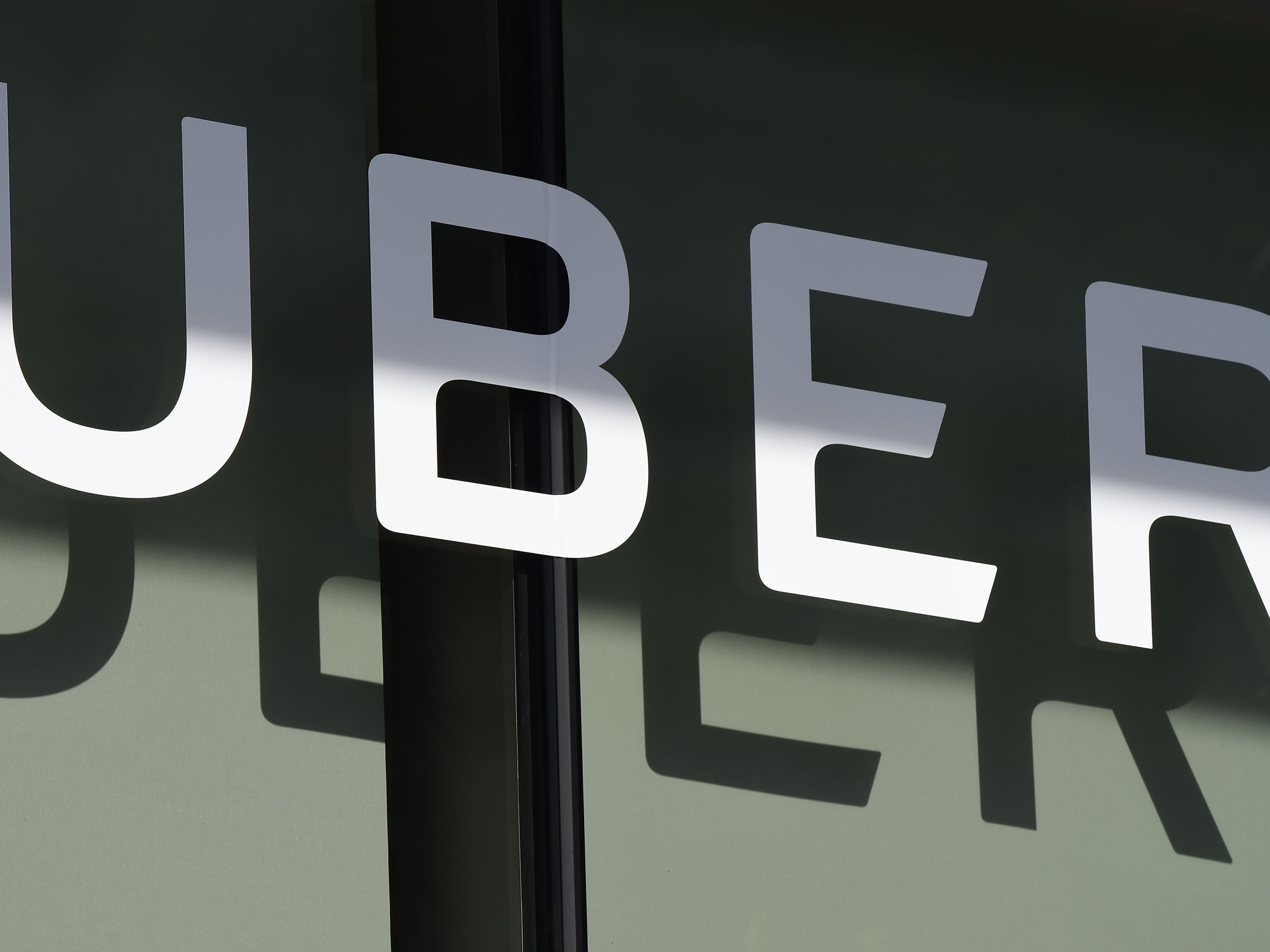 Uber ist der Wiener Taxizentrale 40100 erneut ein Dorn im Auge.