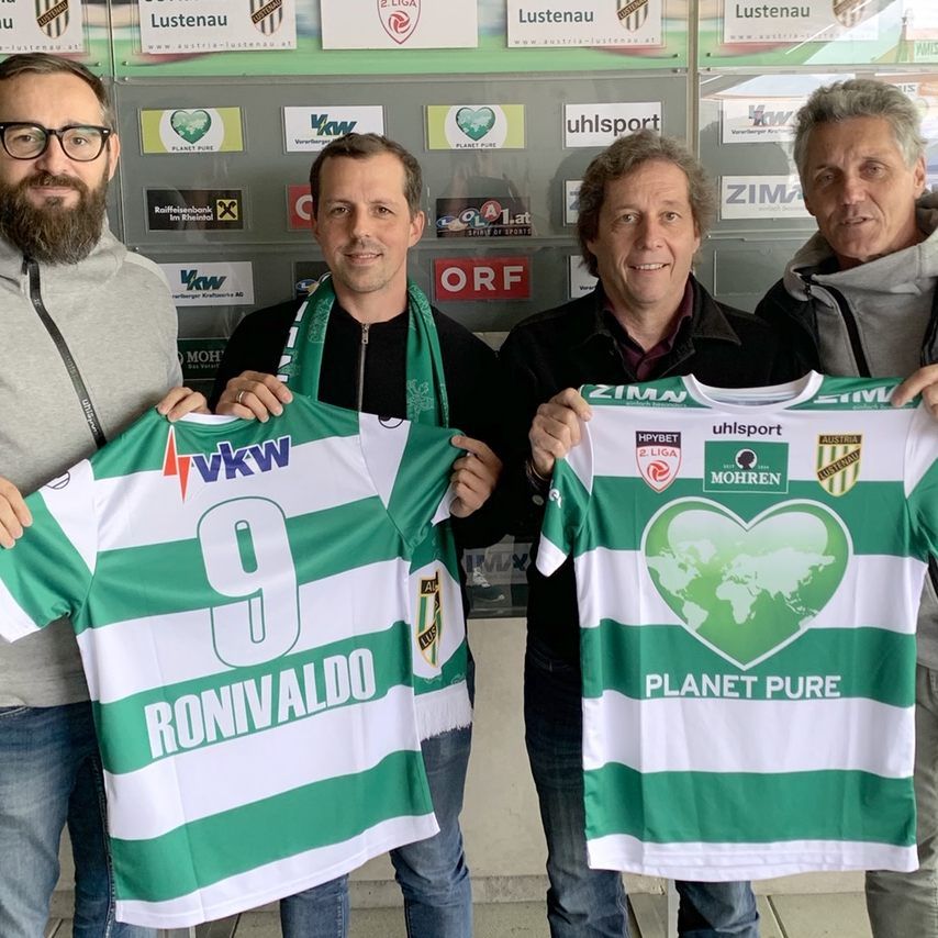 Thomas Steingreß (Uhlsport-Gebietsleiter Österreich), Vincent Baur, Bernd Bösch, Franz Wilhelmer (Sport Wilhelmer) mit dem neuen Trikot