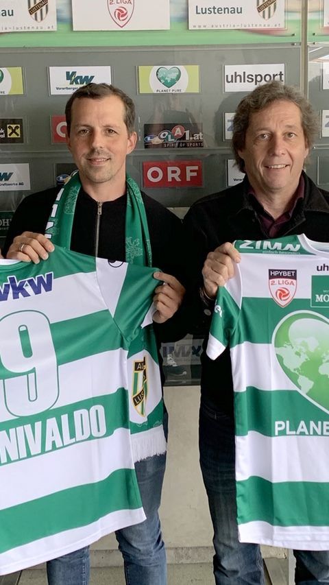 Thomas Steingreß (Uhlsport-Gebietsleiter Österreich), Vincent Baur, Bernd Bösch, Franz Wilhelmer (Sport Wilhelmer) mit dem neuen Trikot