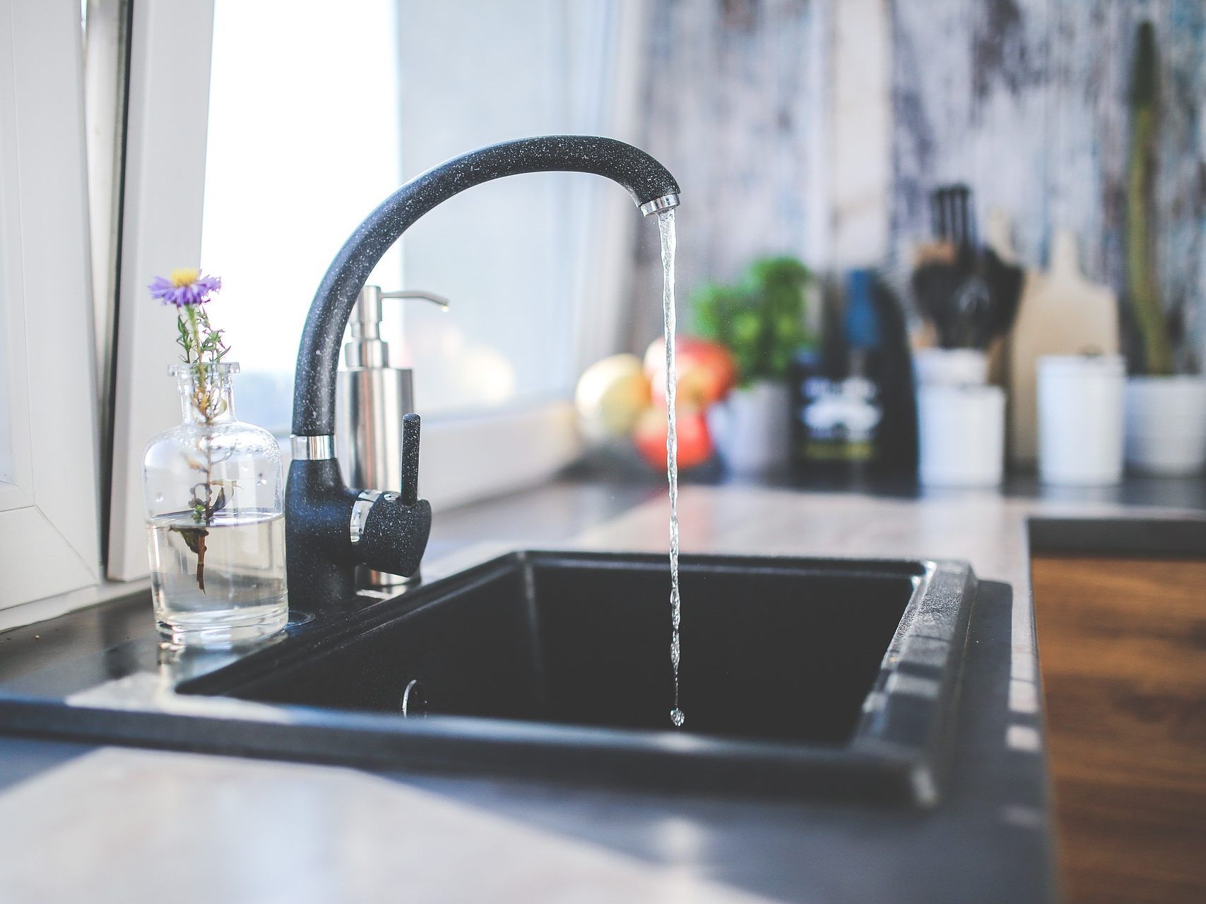 Das Wasser soll man einfach laufen lassen, bis es wieder klar wird. Das Wasser soll man einfach laufen lassen, bis es wieder klar wird.