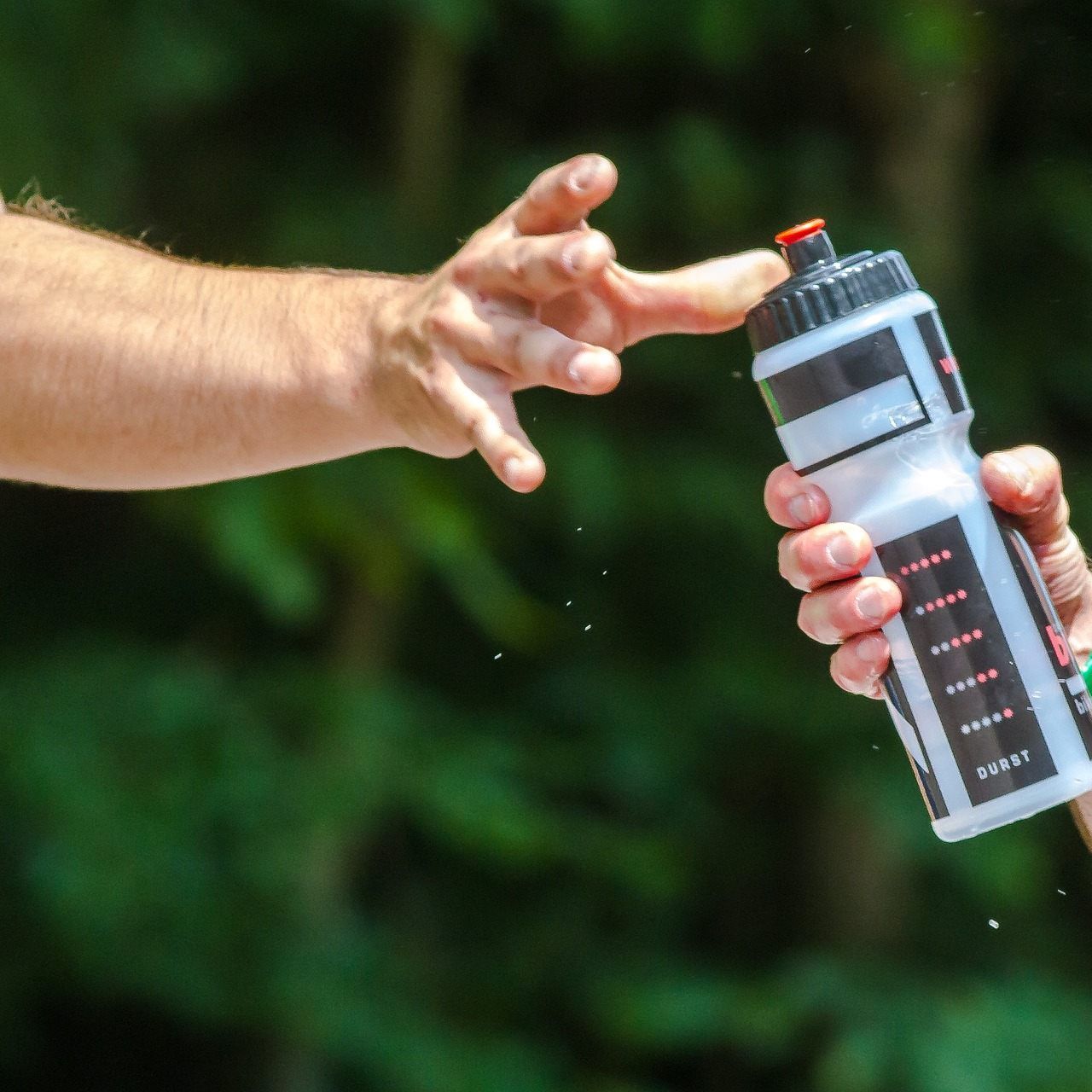 Nicht jedes Getränk eignet sich zum Konsum vor dem Sport.