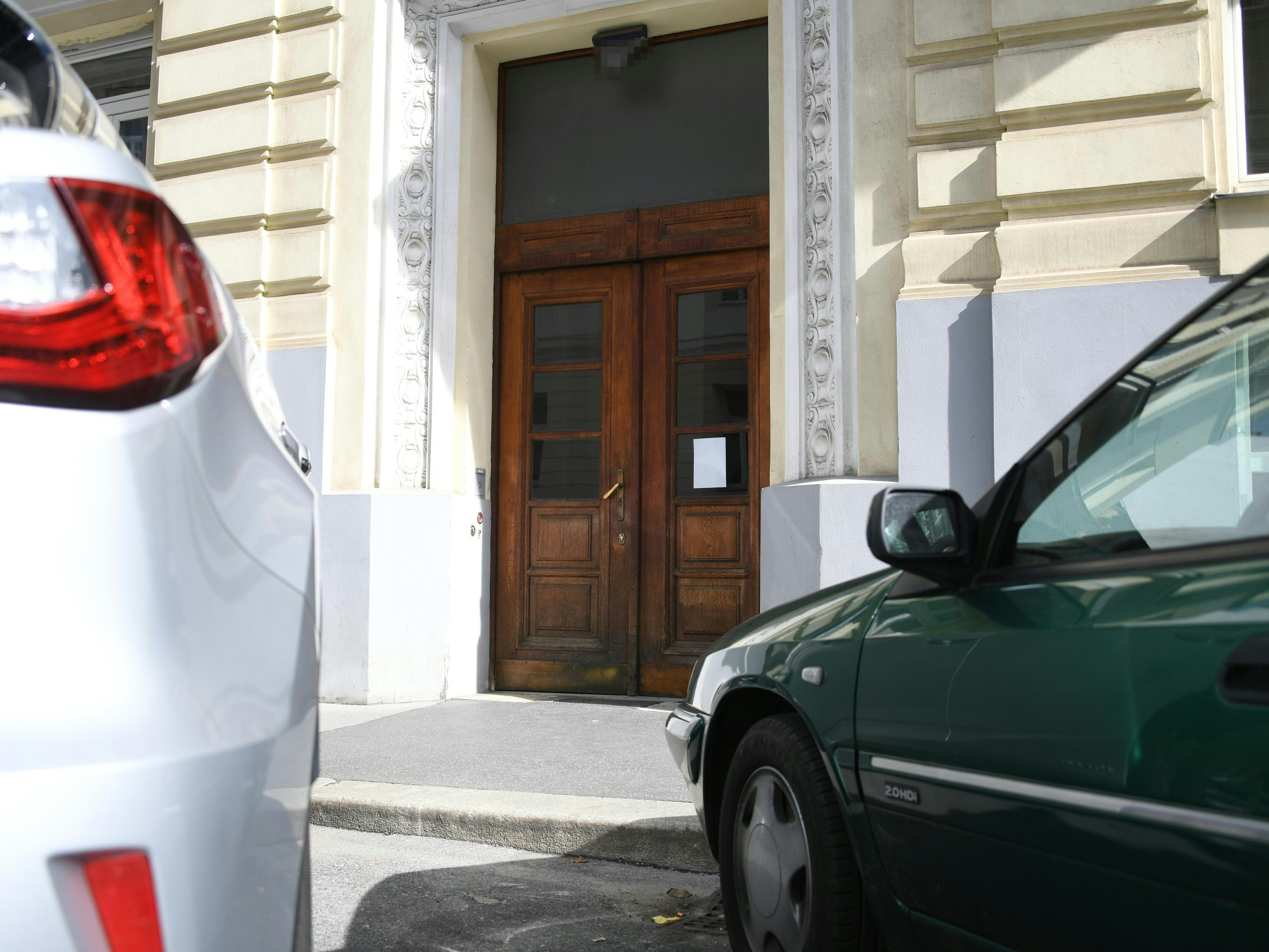 Der Mann legte die Frau zwischen den Autos vor seinem Wohnhaus in Wien-Wieden ab. Der Mann legte die Frau zwischen den Autos vor seinem Wohnhaus in Wien-Wieden ab.