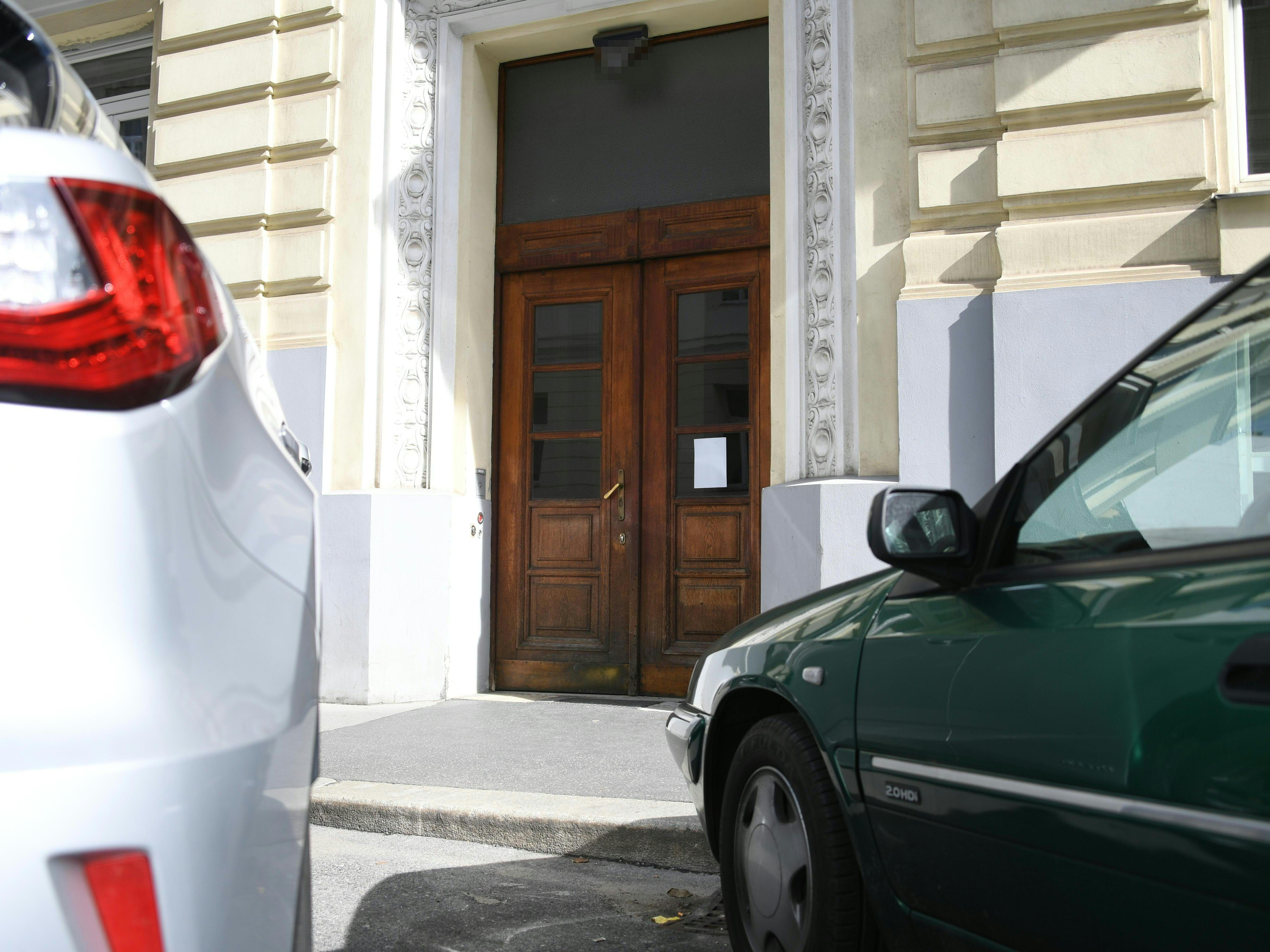 Der Mann legte die Frau zwischen den Autos vor seinem Wohnhaus in Wien-Wieden ab.