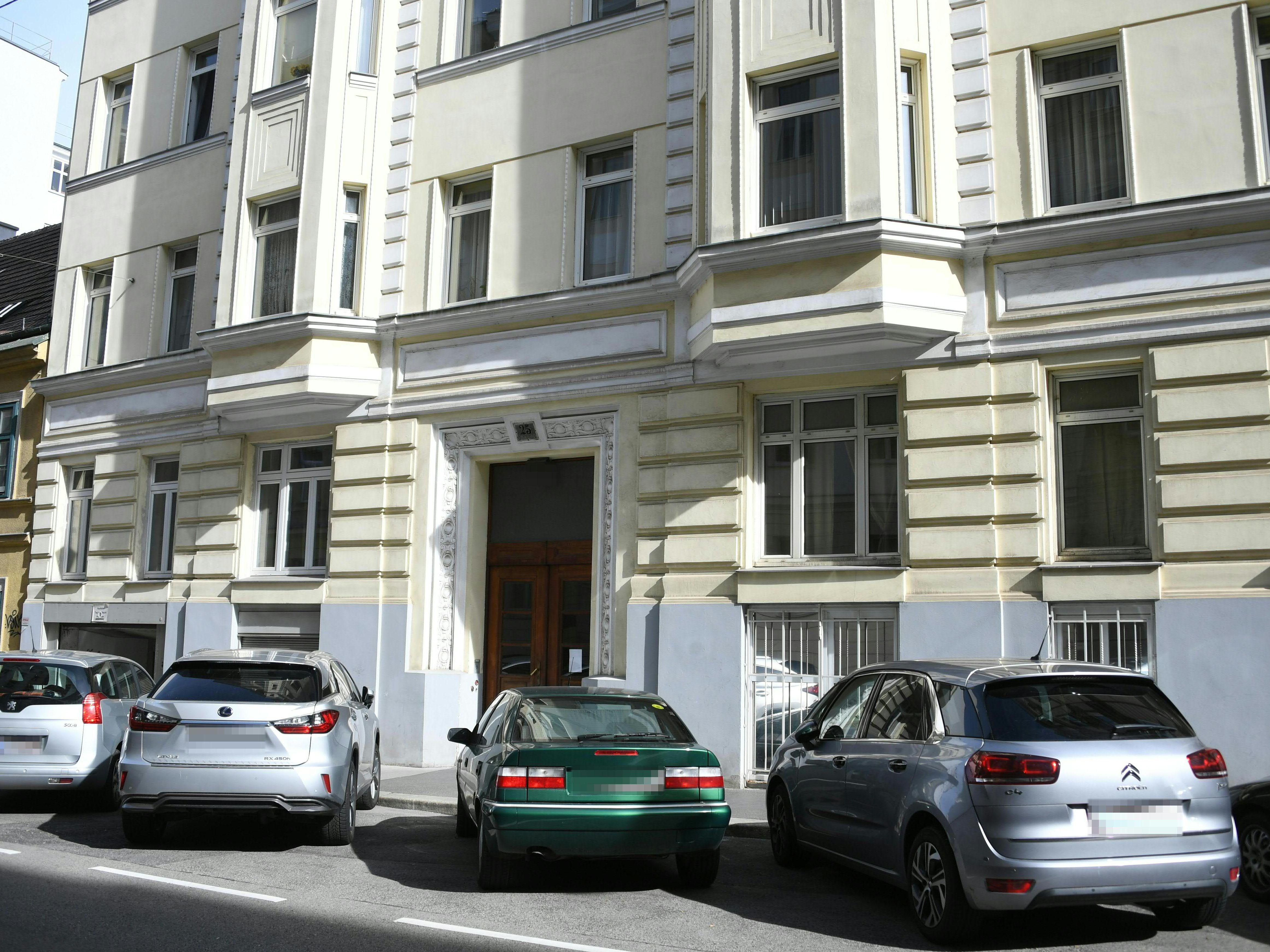 Vor diesem Haus in Wien-Wieden wurde die Frau "abgelegt".. Vor diesem Haus in Wien-Wieden wurde die Frau "abgelegt"..