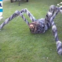 Auf willhaben werden Grusel-Kostüme und Schauer-Deko angeboten.