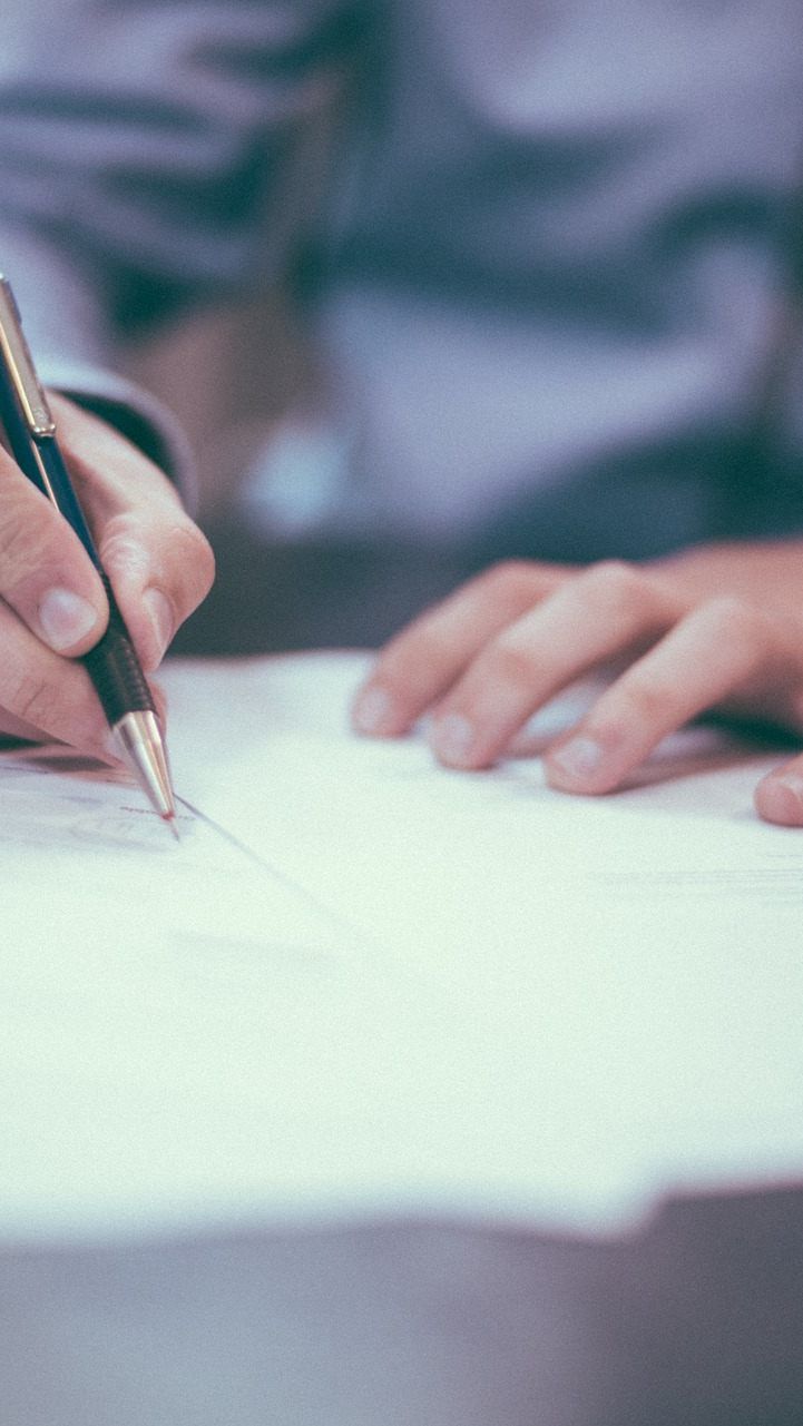 Die Arbeitslosigkeit ist um 3,8 Porzent gesunken.