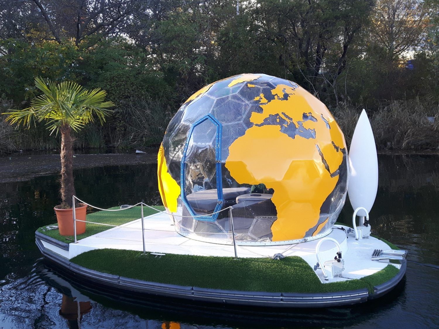 Diese Weltkugel Inselboote ermöglichen winterliches Bootfahren