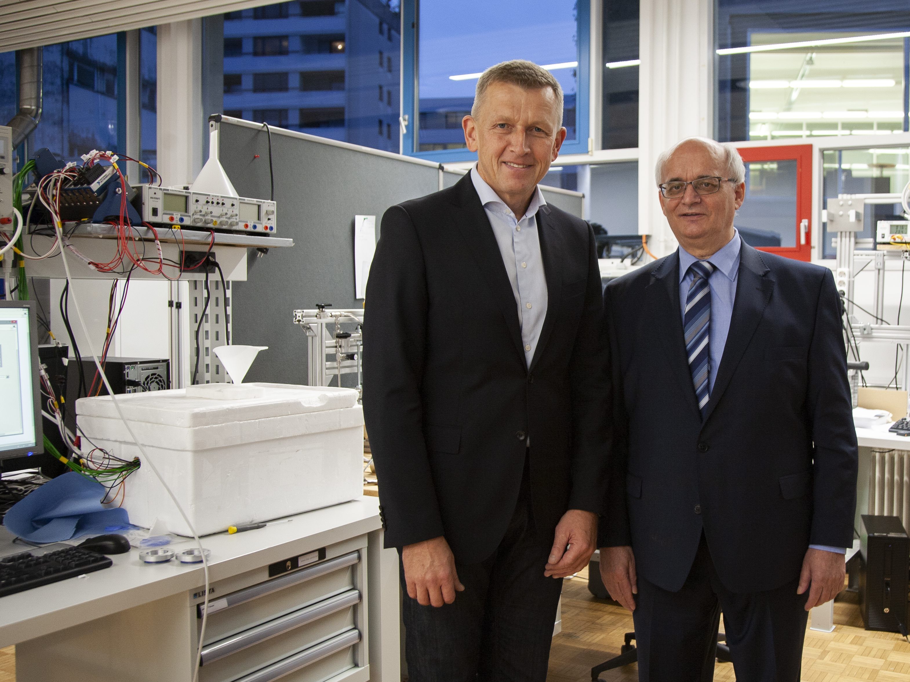 (v.l.n.r.) DI Wilhelm Pfenning, Geschäftsführender Gesellschafter der Pfenning Elektroanla-gen GmbH und Prof. Dr.-Ing. Norbert Menke, Leiter des Masterprogramms Nachhaltige Energiesysteme der FH Vorarlberg. (v.l.n.r.) DI Wilhelm Pfenning, Geschäftsführender Gesellschafter der Pfenning Elektroanla-gen GmbH und Prof. Dr.-Ing. Norbert Menke, Leiter des Masterprogramms Nachhaltige Energiesysteme der FH Vorarlberg.