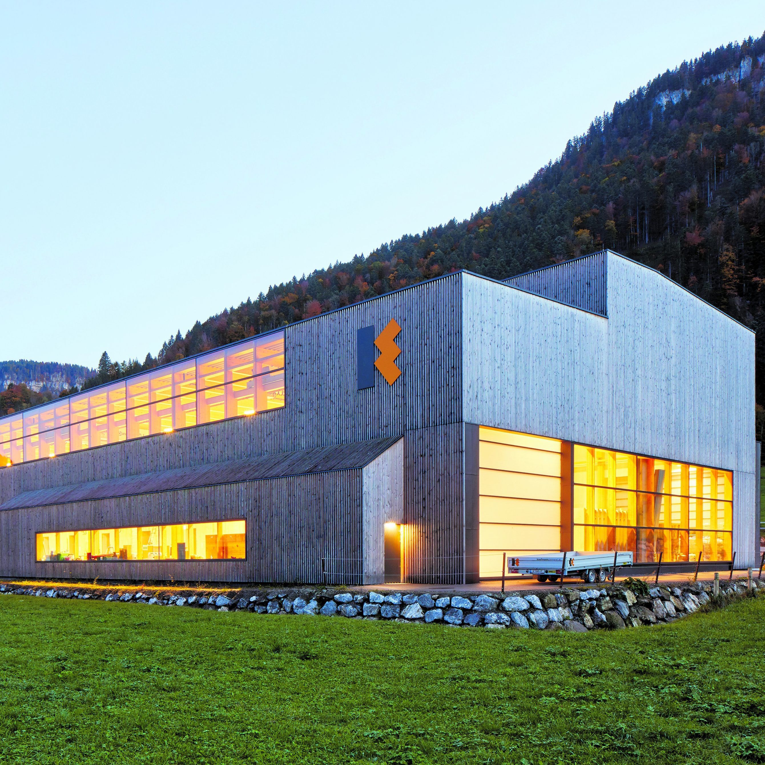 Solide Tradition und rasante Innovation: Montagehalle für Holzbaumodule in Reuthe.