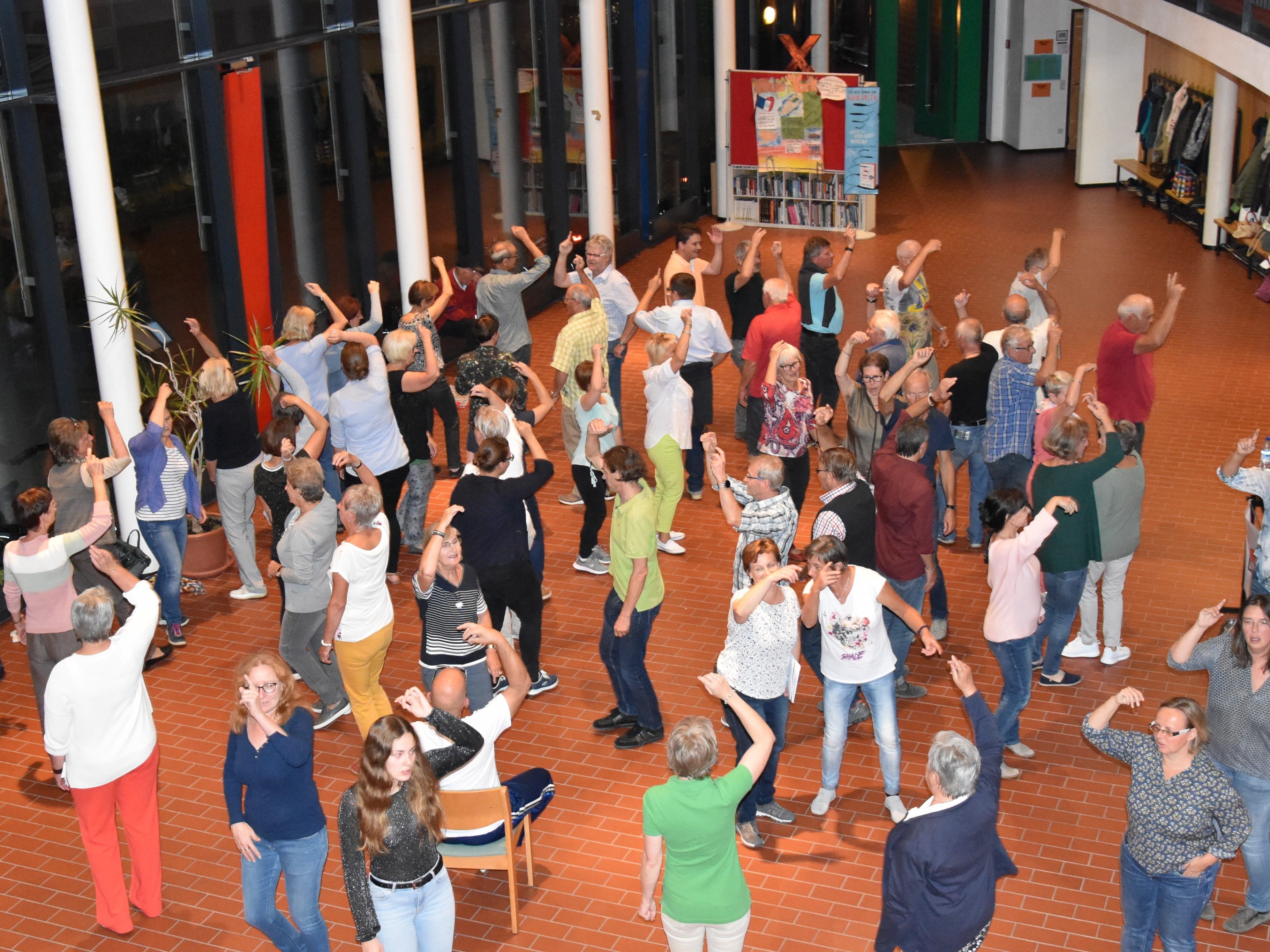 Bewegung und Singen macht Spaß! Bewegung und Singen macht Spaß!