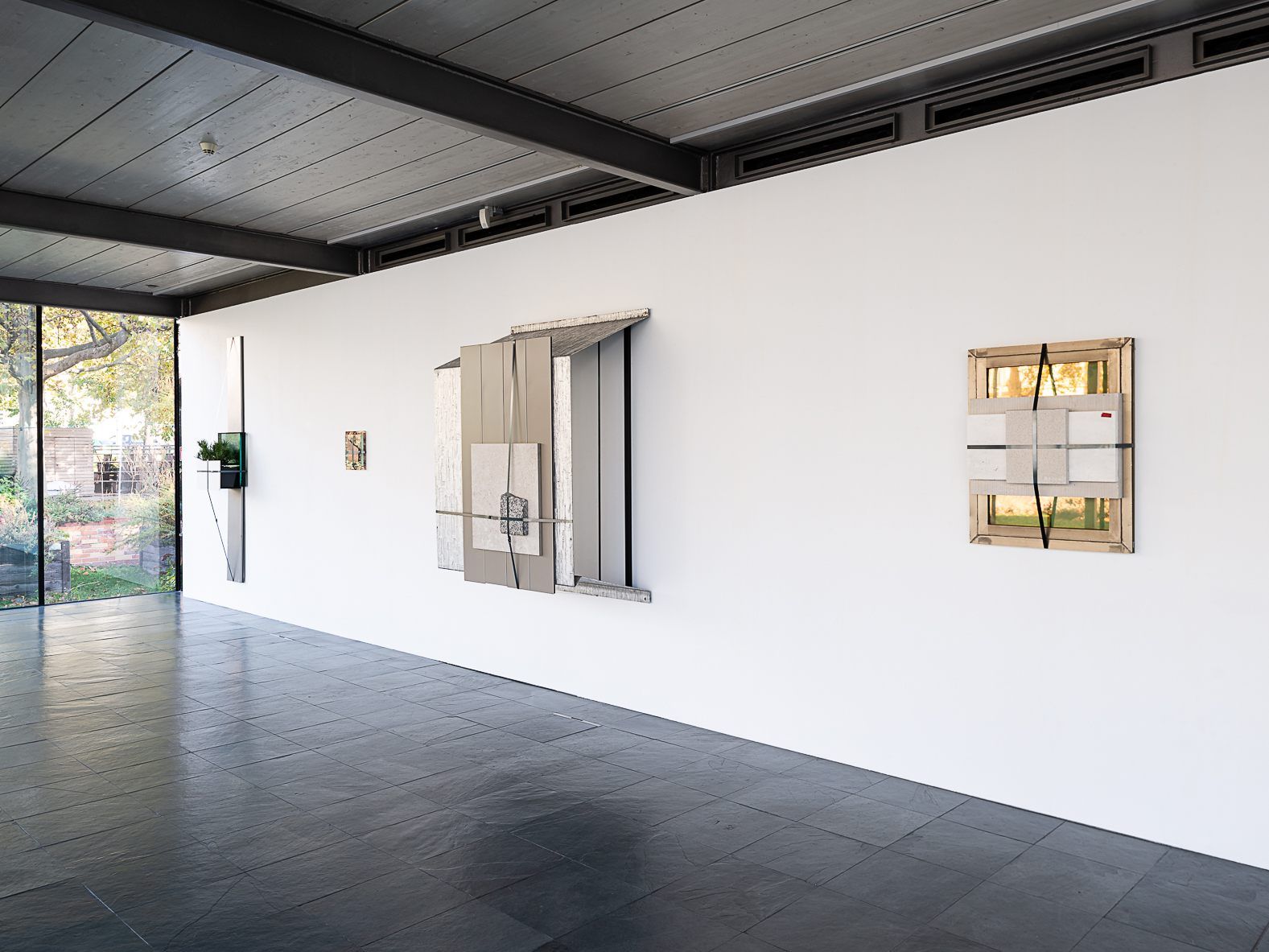 Andreas Fogarasi. Nine Buildings, Stripped, Kunsthalle Wien