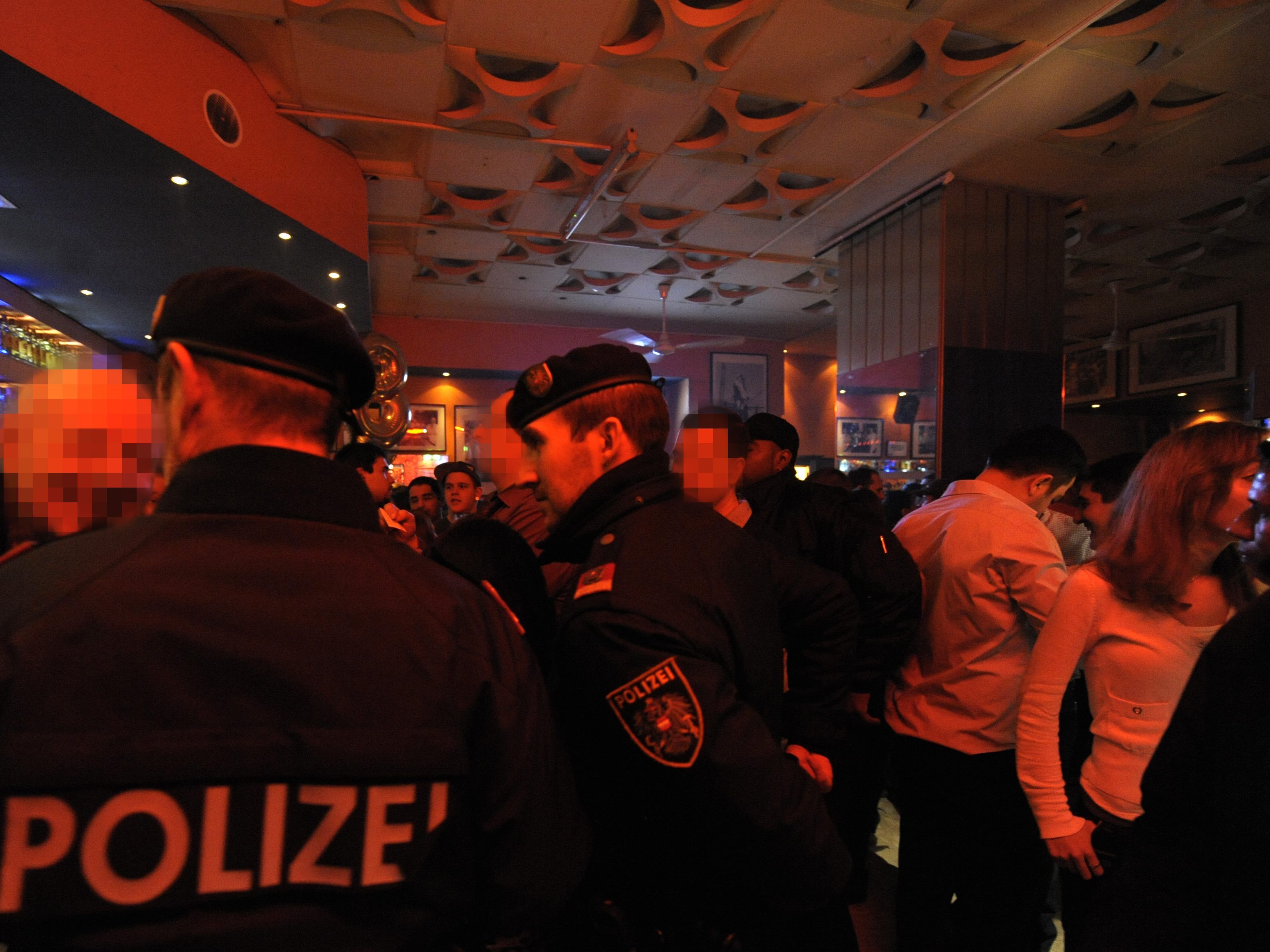 Bei einer Lokalkontrolle in Wien wurde ein renitenter Mann handgreiflich Bei einer Lokalkontrolle in Wien wurde ein renitenter Mann handgreiflich
