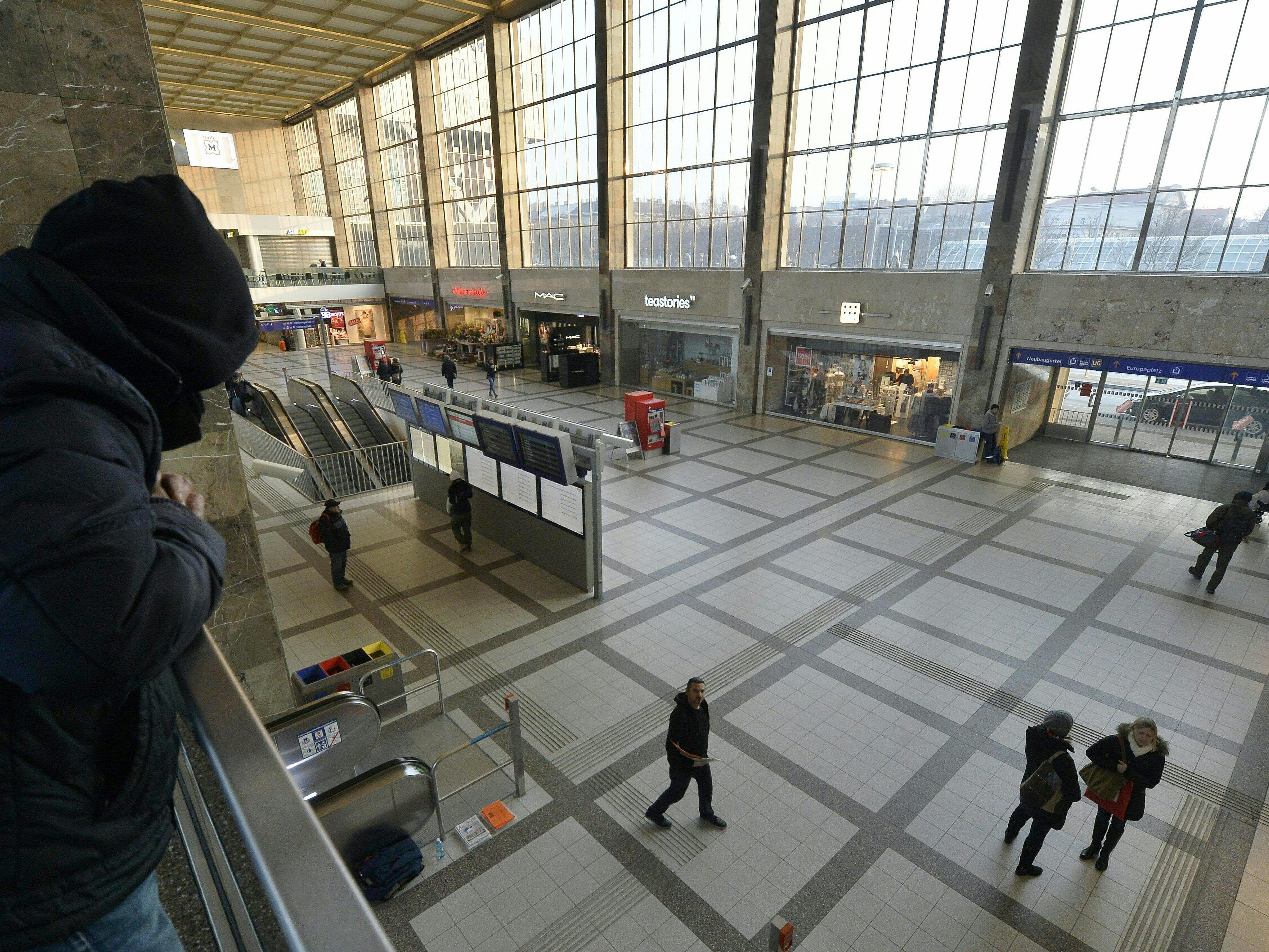 Am Wiener Westbahnhof wurde ein gesuchter Verbrecher festgenommen, der mit einem gefälschten Asylbescheid unterwegs war. Am Wiener Westbahnhof wurde ein gesuchter Verbrecher festgenommen, der mit einem gefälschten Asylbescheid unterwegs war.