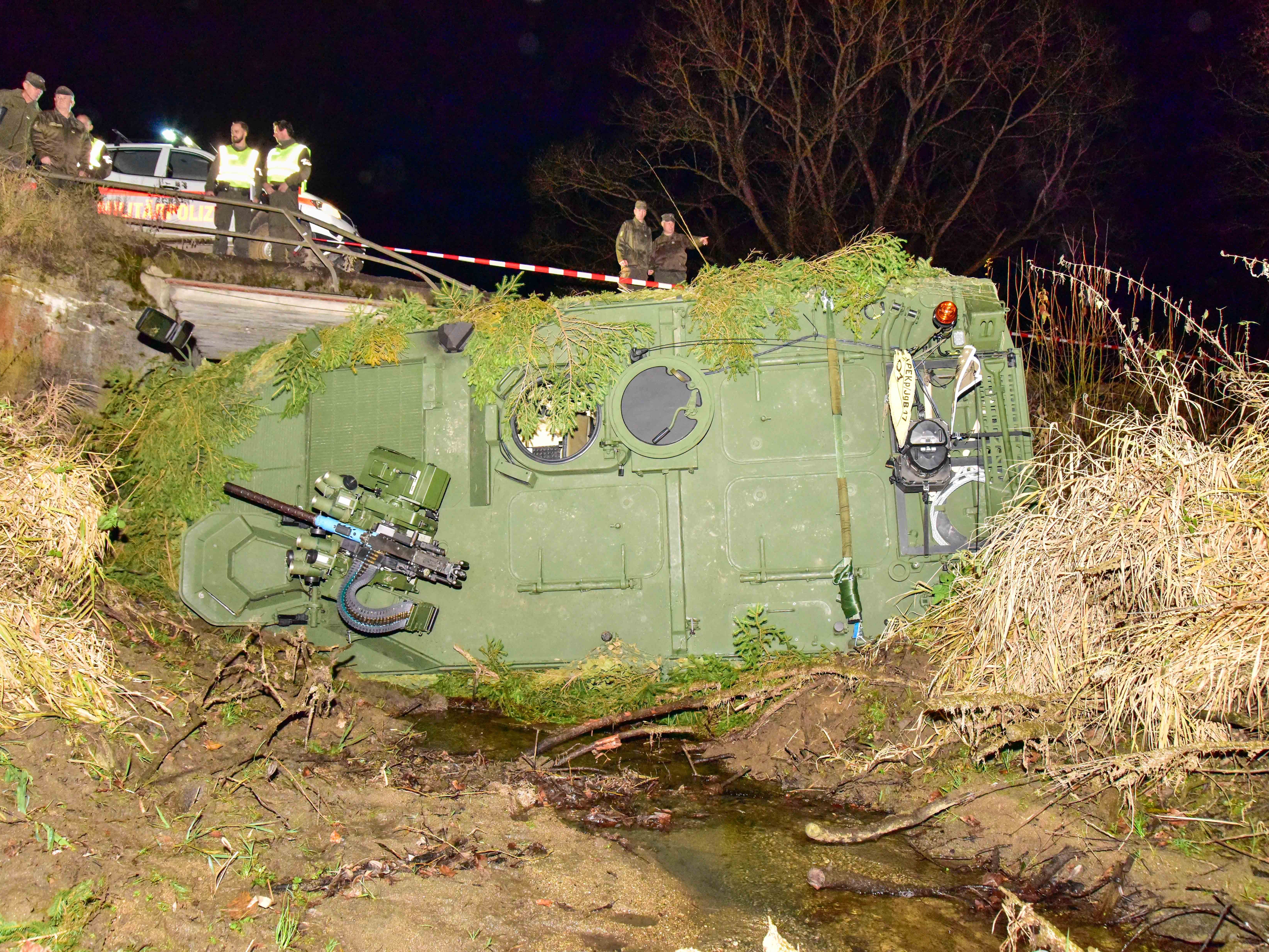 Der Panzer war von der Straße abgekommen.