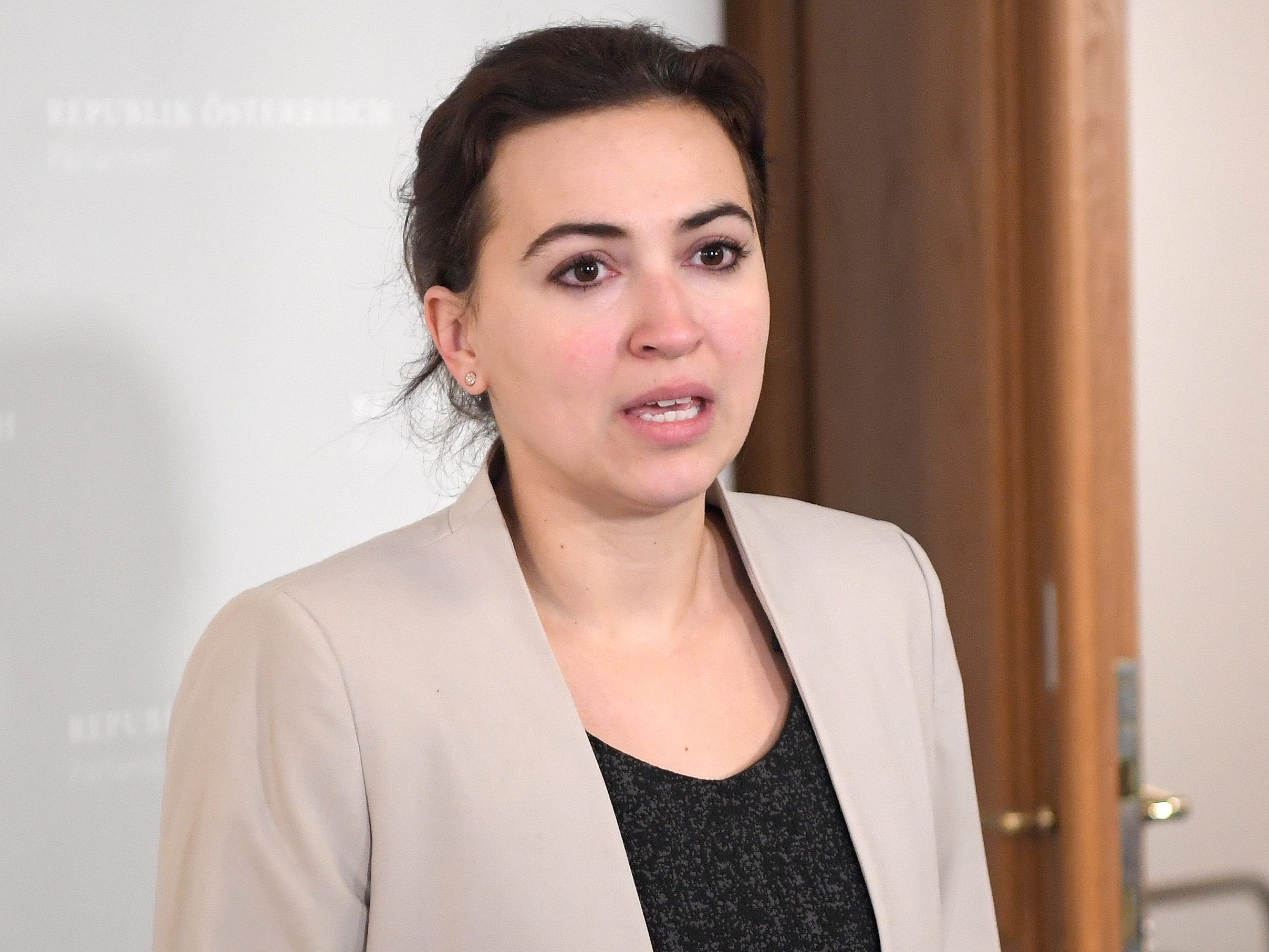 Zadic soll einen Entschädigungsbetrag zahlen. Zadic soll einen Entschädigungsbetrag zahlen.