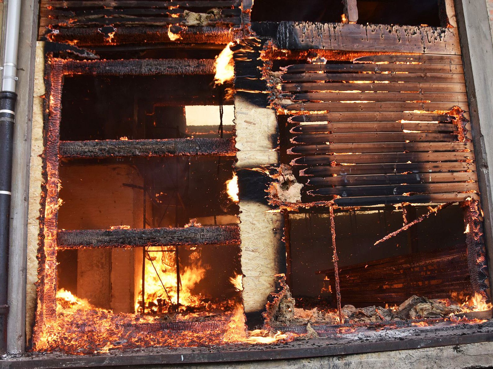 Die Wiener Nordbahnhalle brannte lichterloh - war es Brandstiftung? Die Wiener Nordbahnhalle brannte lichterloh - war es Brandstiftung?