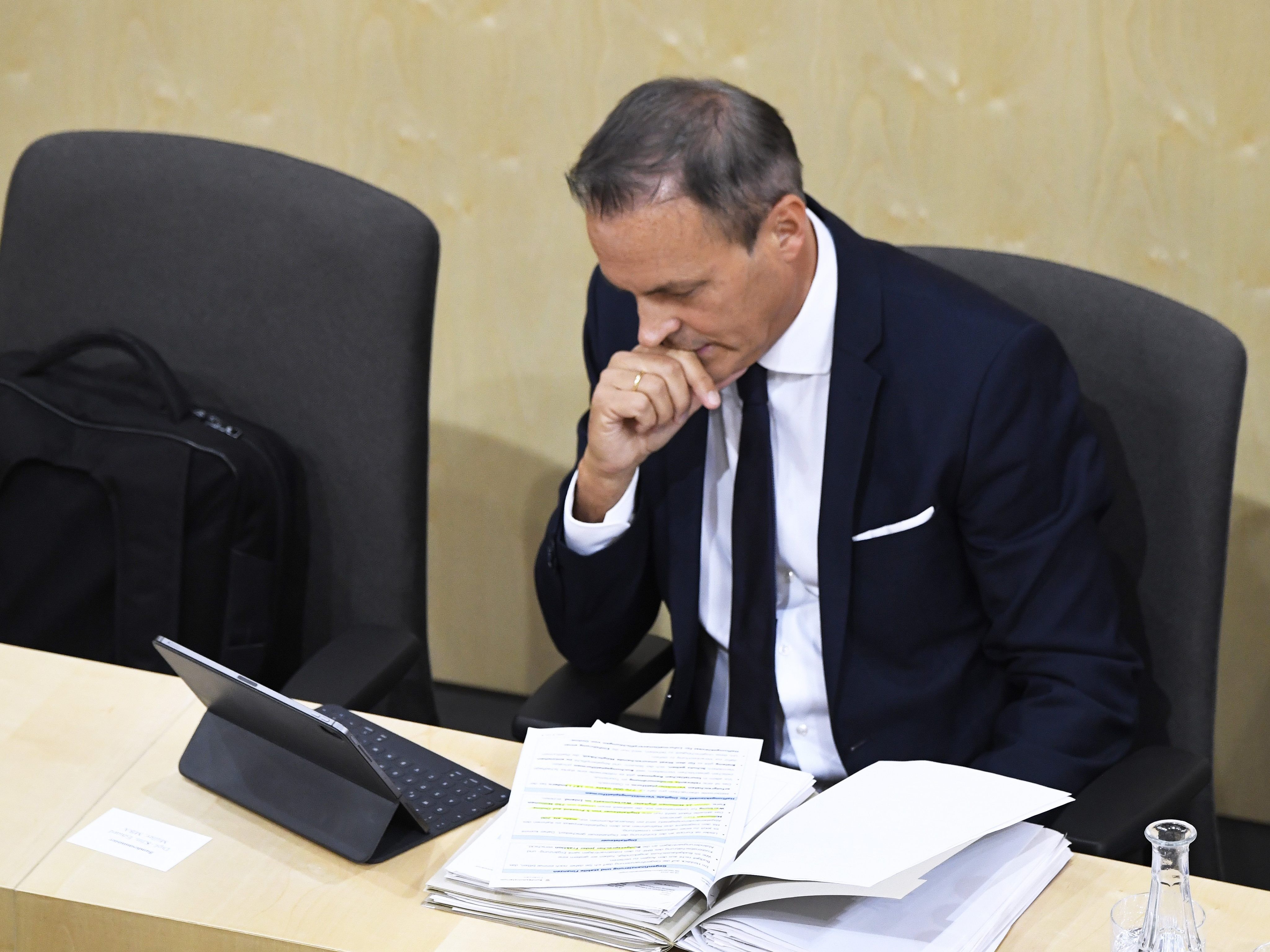 In der Sondersitzung des Nationalrats wird eine Dringliche Anfrage an Finanzminister Eduard Müller gestellt.