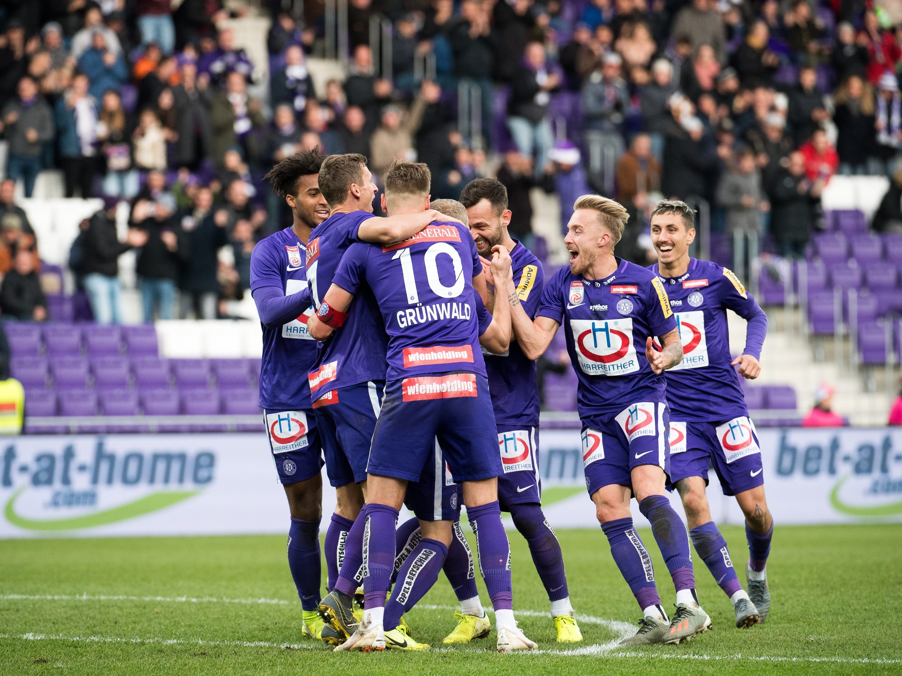 Die Wiener Austria besiegt SV Mattersburg mit 2:1.