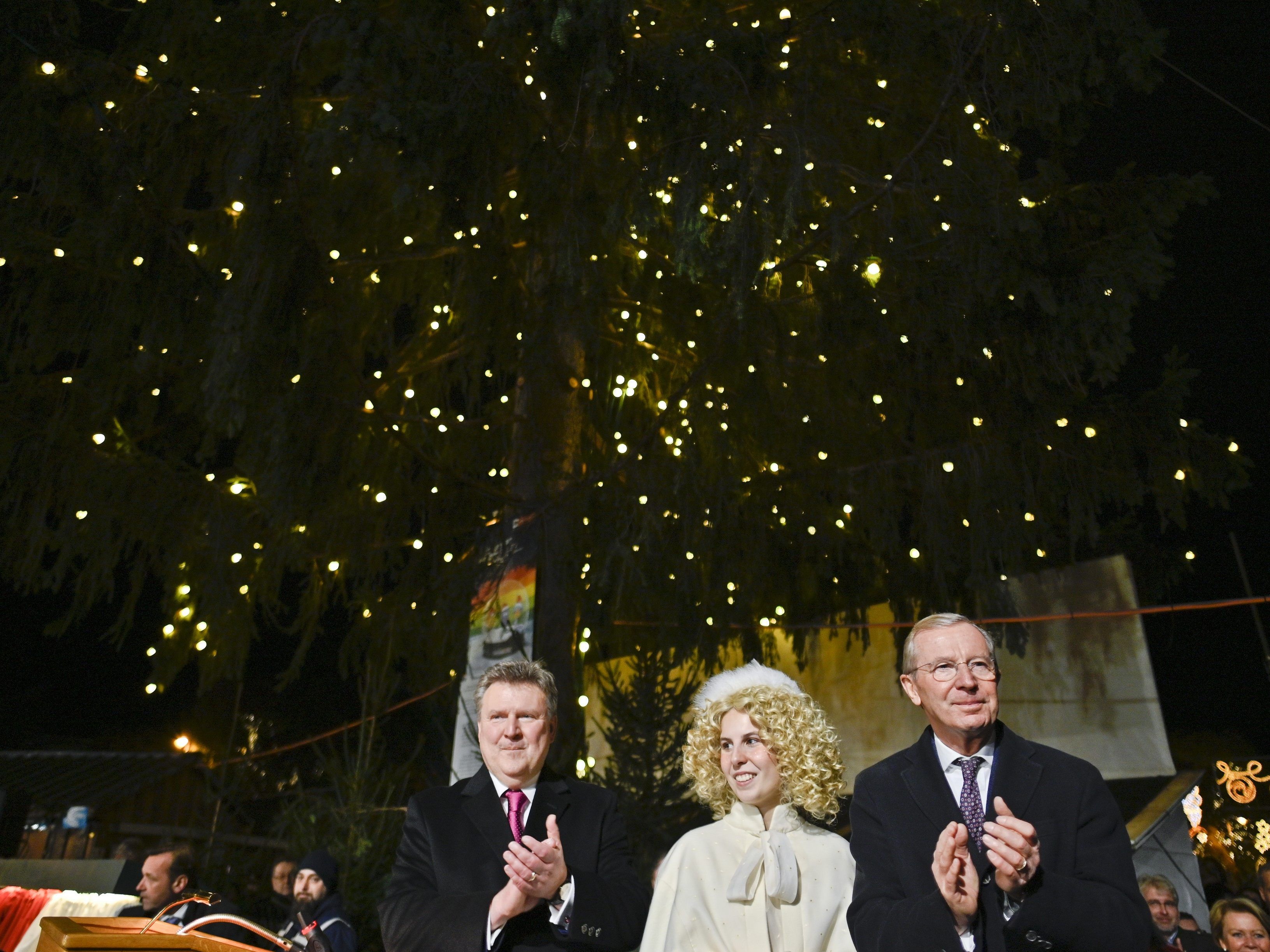 Der Weihnachtsbaum beim Christkindlmarkt am Rathausplatz wurde feierlich illuminiert. Der Weihnachtsbaum beim Christkindlmarkt am Rathausplatz wurde feierlich illuminiert.