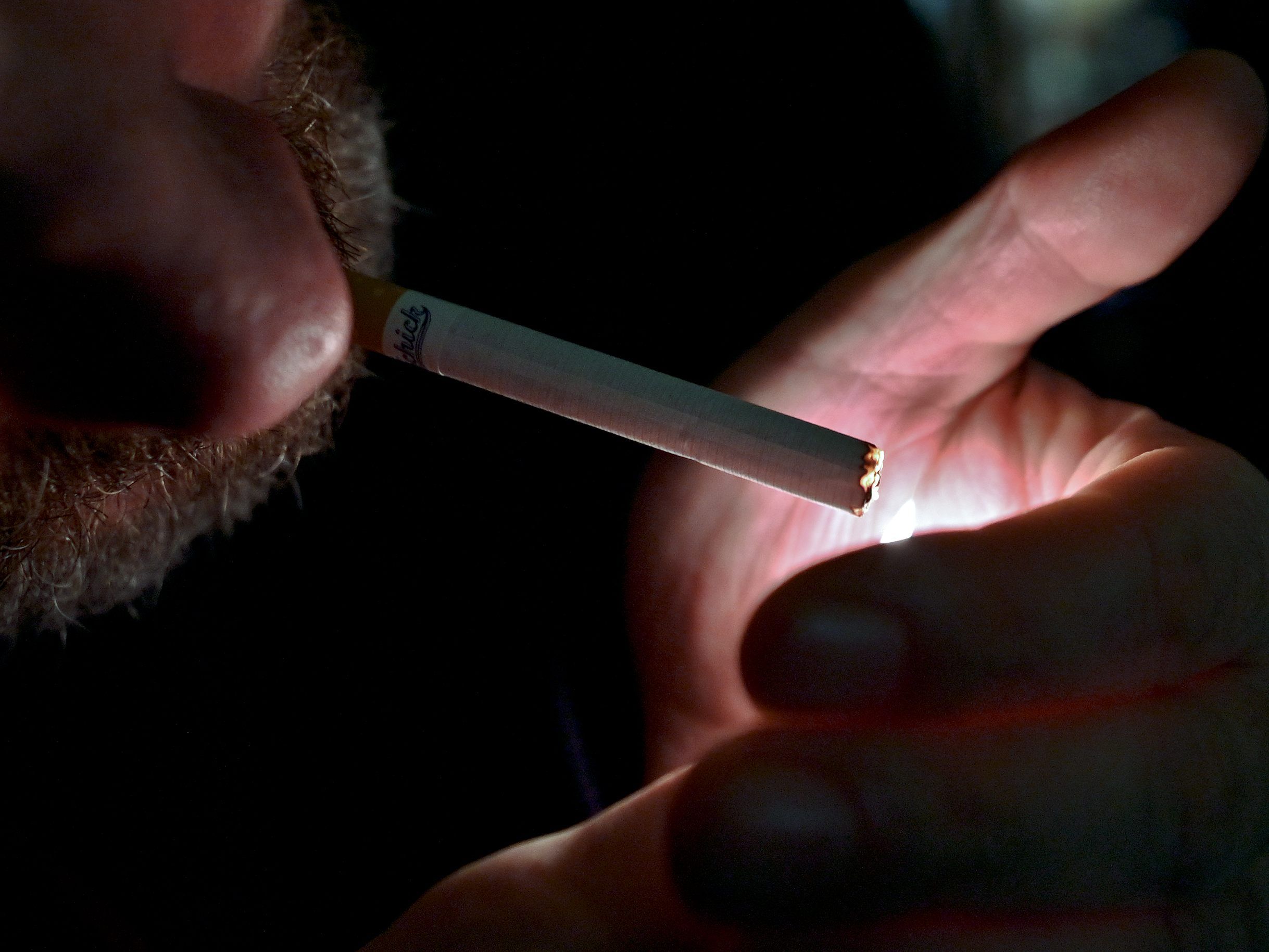 Die Männer ignorierten das Rauchverbot und qualmten im Lokal. Die Männer ignorierten das Rauchverbot und qualmten im Lokal.