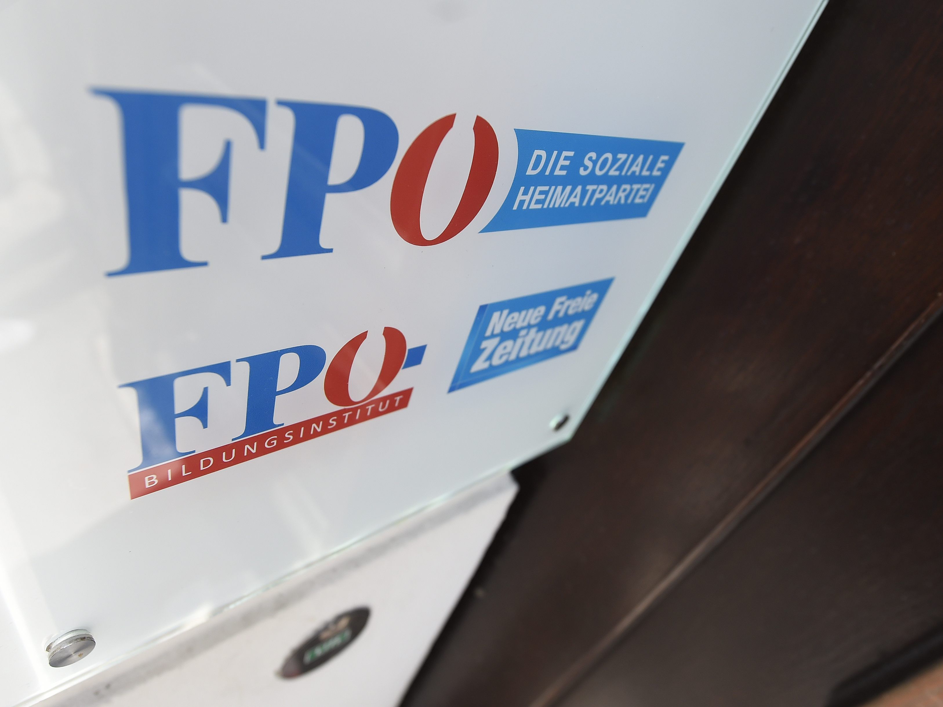 Der FPÖ-Funktionär wurde nach dem "Hitlergruß" aus der Partei ausgeschlossen.