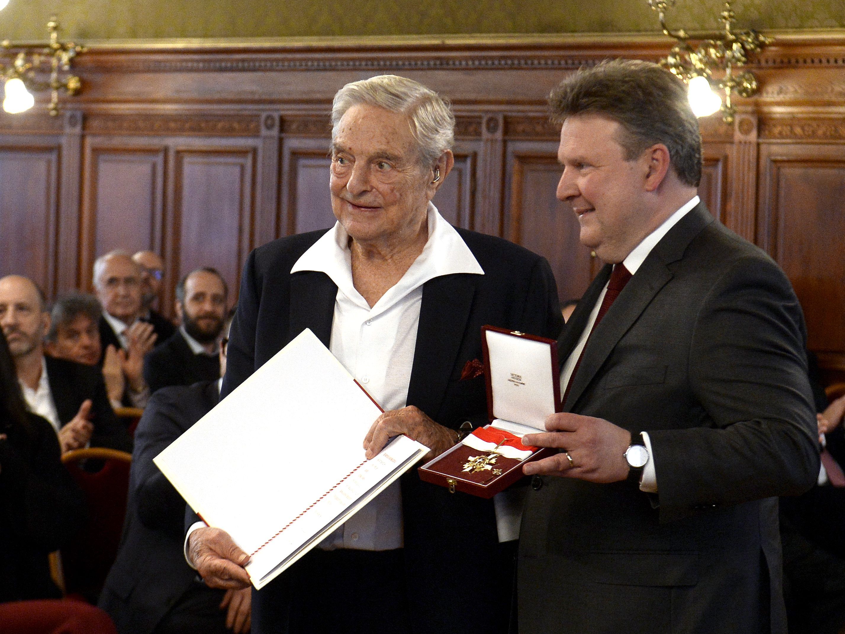 Ludwig überreichte Soros die Auszeichnung im Wiener Rathaus. Ludwig überreichte Soros die Auszeichnung im Wiener Rathaus.