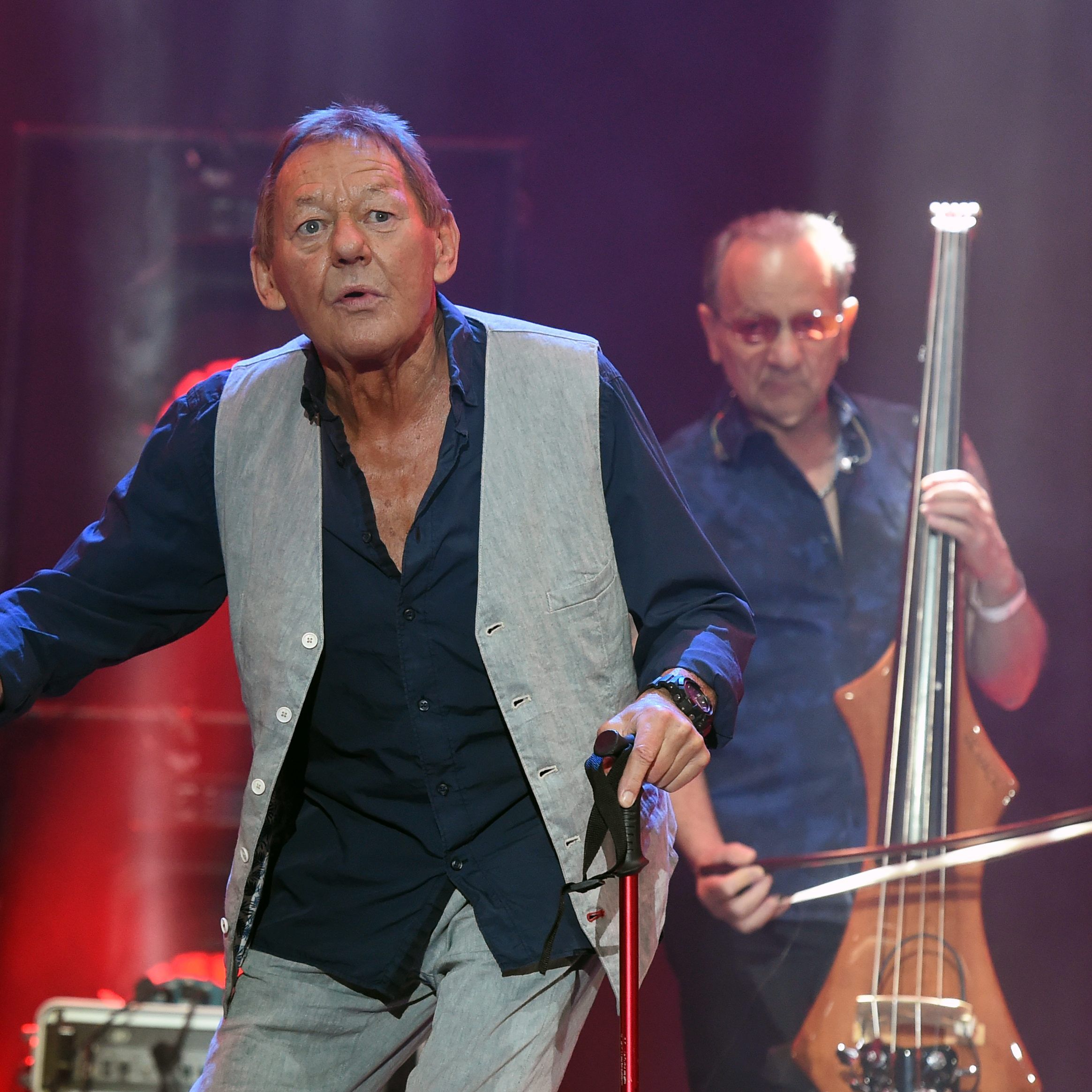 Austropop-Legende Wolfgang Ambros musste sich wegen einer Lähmung der Beine einer OP unterziehen.