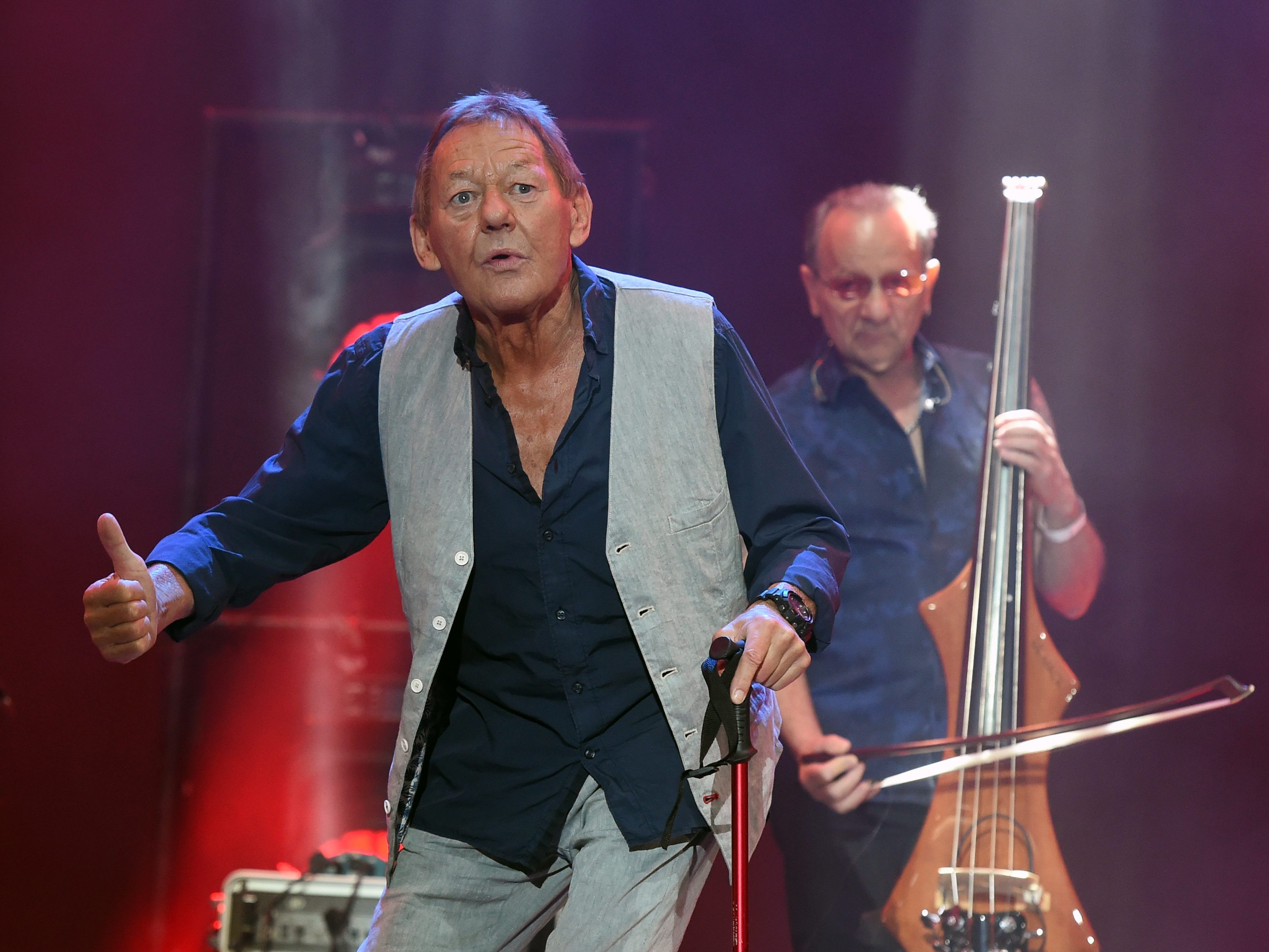 Austropop-Legende Wolfgang Ambros musste sich wegen einer Lähmung der Beine einer OP unterziehen. Austropop-Legende Wolfgang Ambros musste sich wegen einer Lähmung der Beine einer OP unterziehen.