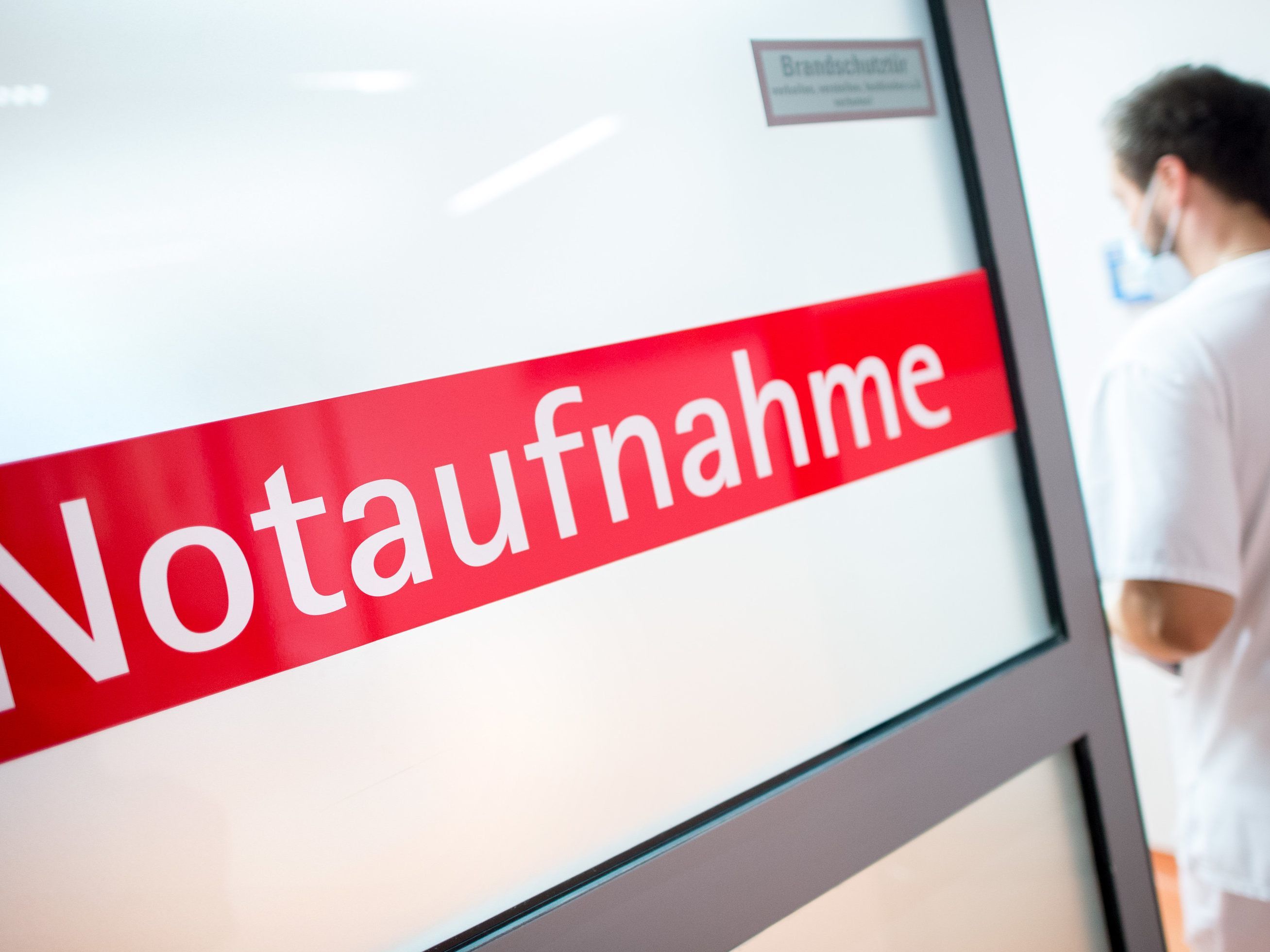 Die Ärzte versetzten das Kind in künstlichen Tiefschlaf.