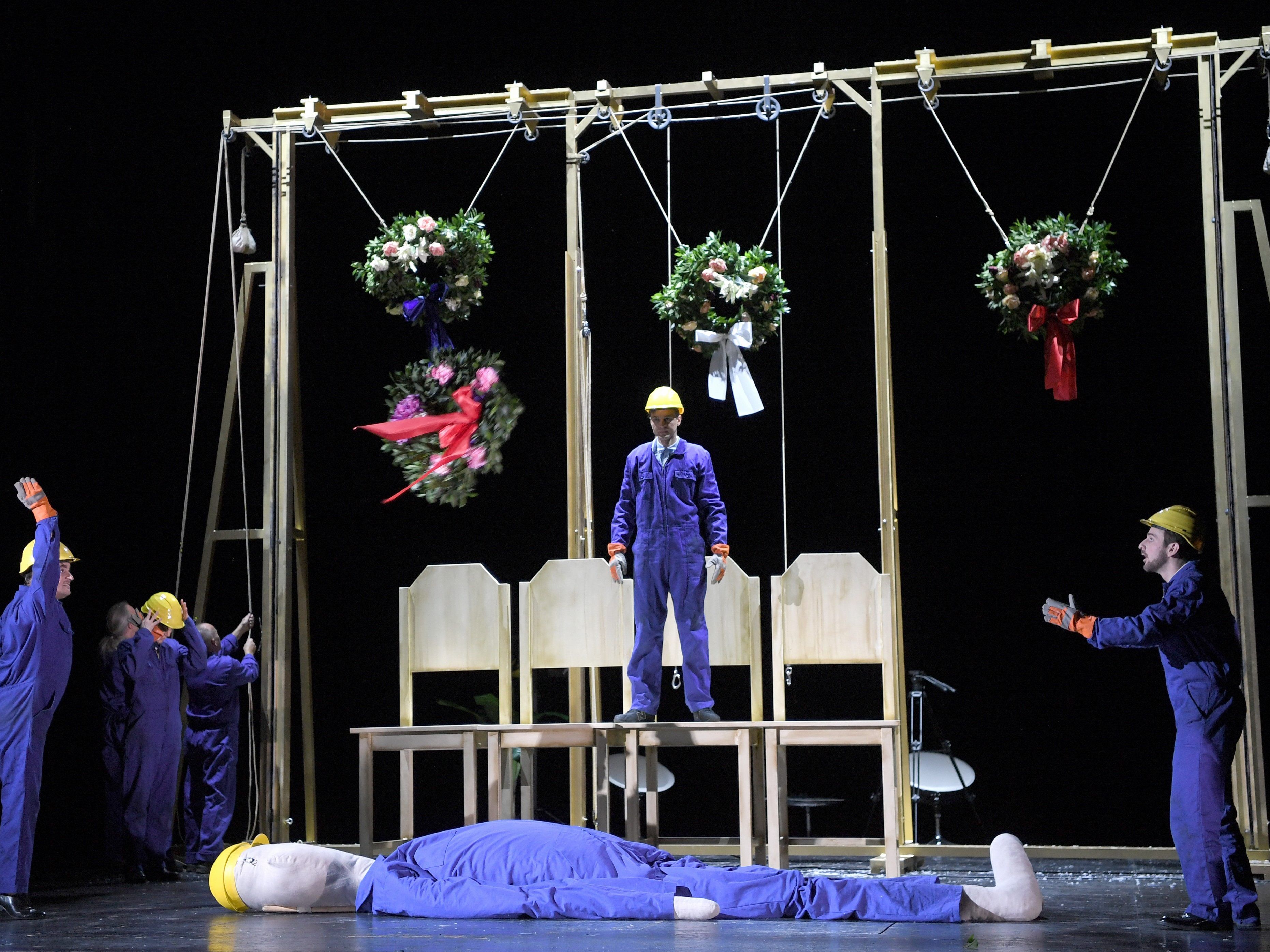 Um die autobiografische Vater-Anklage zu verorten, verwendet Rast zahlreiche Motive aus "Das Ende von Eddy".