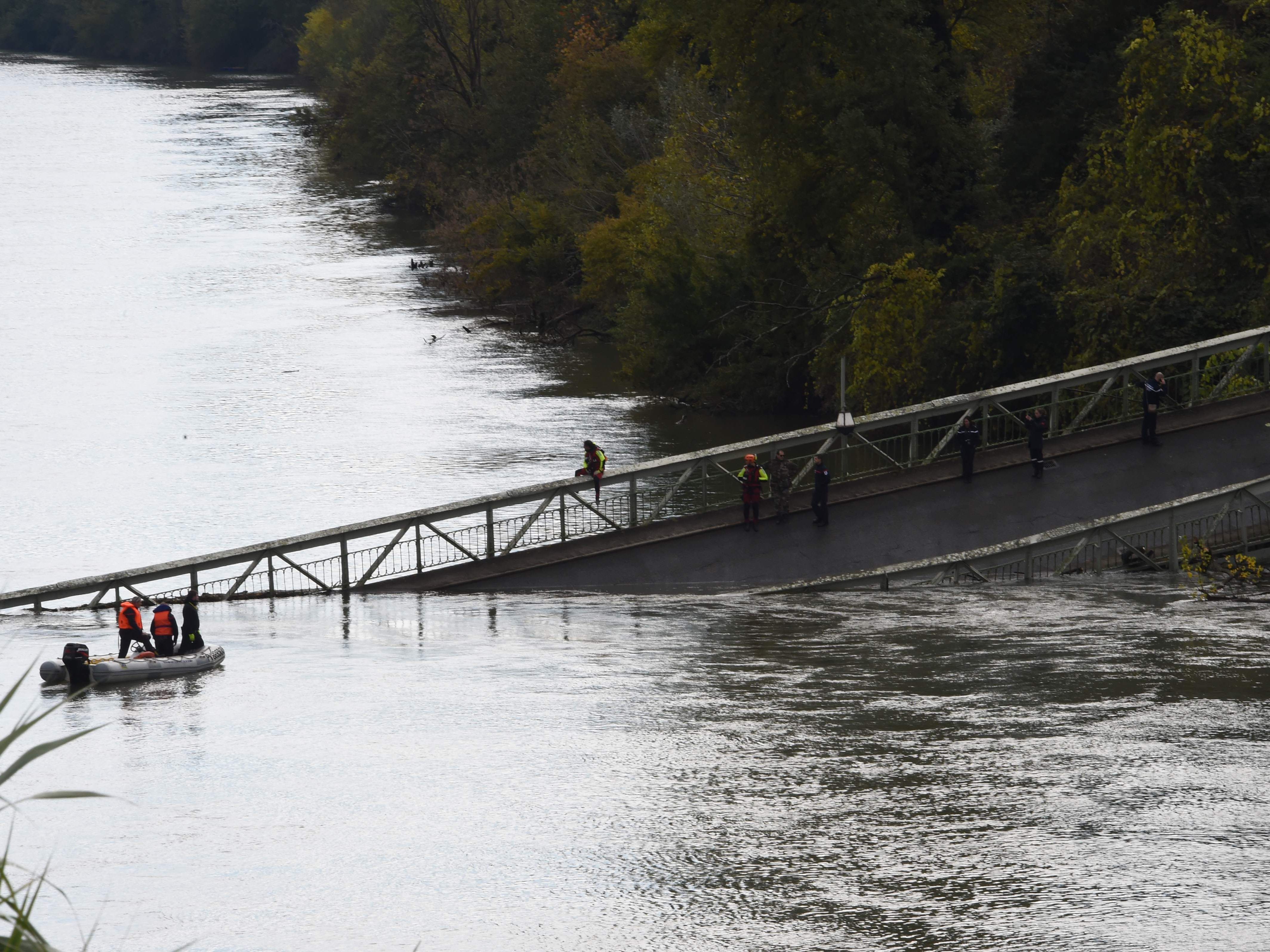 Brücke in Frankreich eingestürzt.