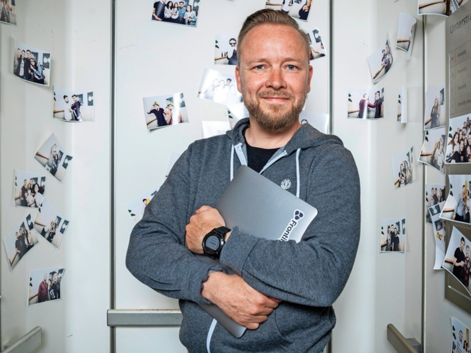 Andreas Fischler, ehemaliger CEO von Frontify, hält den Impulsvortrag zum Thema ‚Culture eats high salaries for breakfast‘ und gibt dem Begriff ‚human ressorces‘ wieder einen Wert. Für ihn ist eine postive Firmenkultur der Grundbaustein für den Erfolg eines Unternehmens. Andreas Fischler, ehemaliger CEO von Frontify, hält den Impulsvortrag zum Thema ‚Culture eats high salaries for breakfast‘ und gibt dem Begriff ‚human ressorces‘ wieder einen Wert. Für ihn ist eine postive Firmenkultur der Grundbaustein für den Erfolg eines Unternehmens.