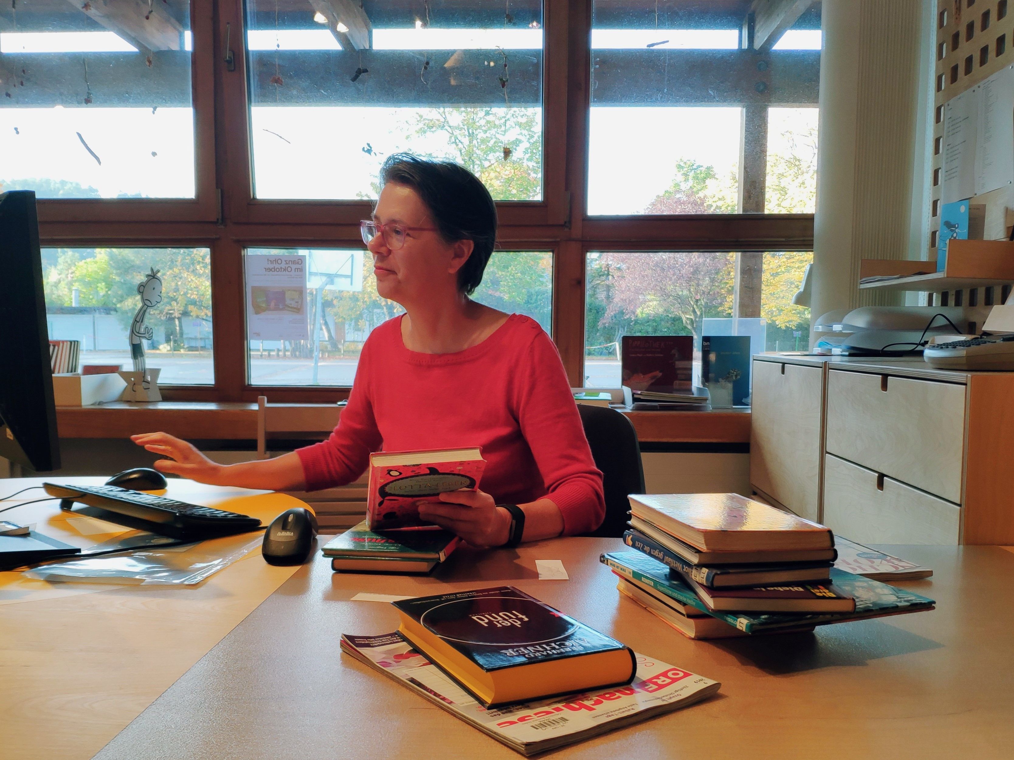 Bibliothekarin Margot Amann ist eine von 14 Büchereimitarbeiterinnen. Bibliothekarin Margot Amann ist eine von 14 Büchereimitarbeiterinnen.