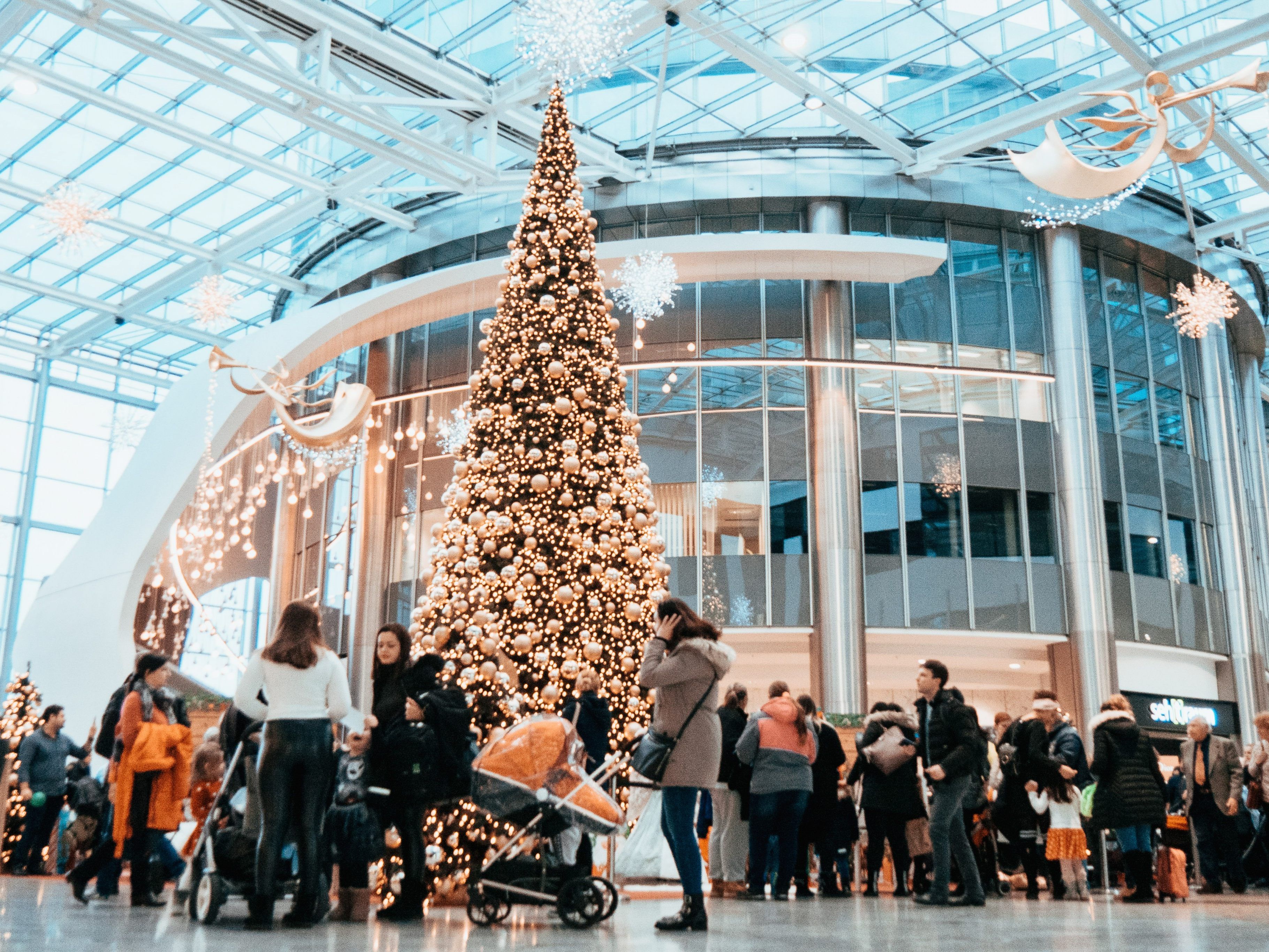 Auf der Plaza der Millennium City wird es weihnachtlich