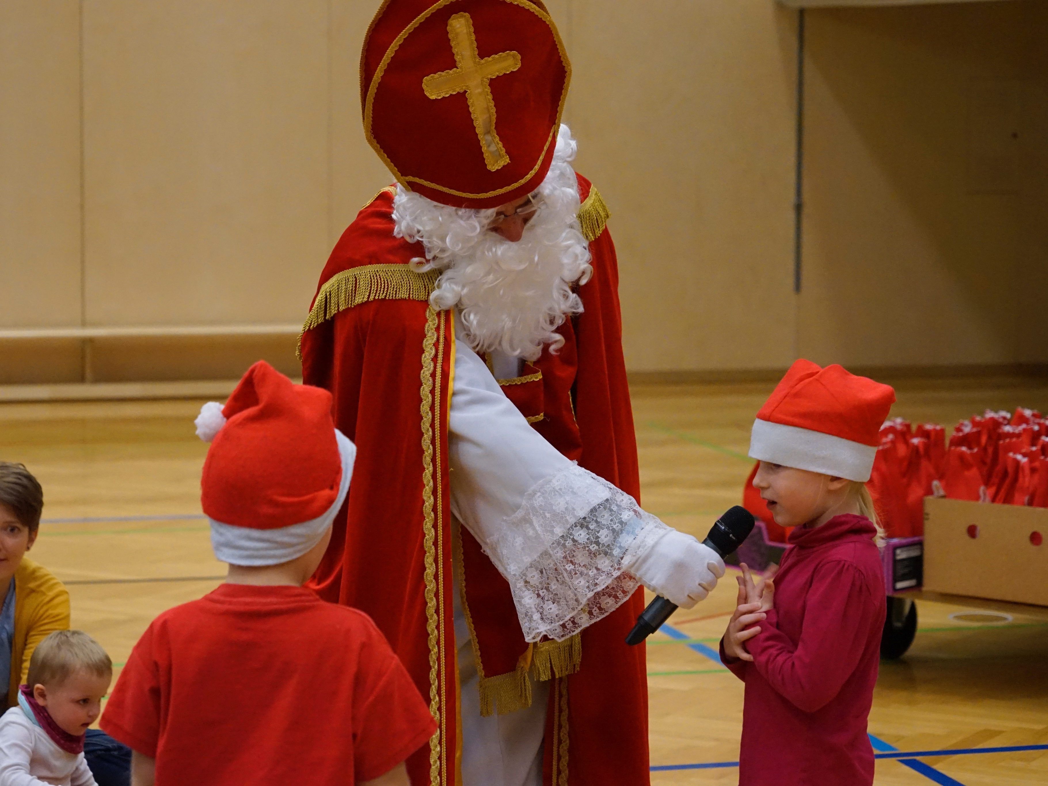 Der Nikolaus beschenkt die braven Kinder