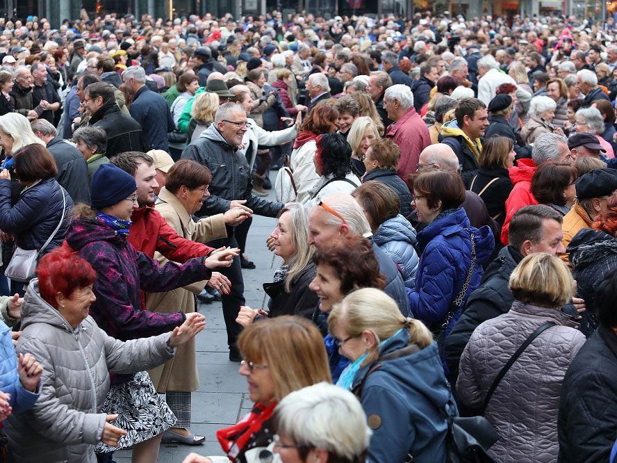 Das Tanz-Spektakel am 11. 11. lockt die Massen zum Wiener Stephansplatz Das Tanz-Spektakel am 11. 11. lockt die Massen zum Wiener Stephansplatz