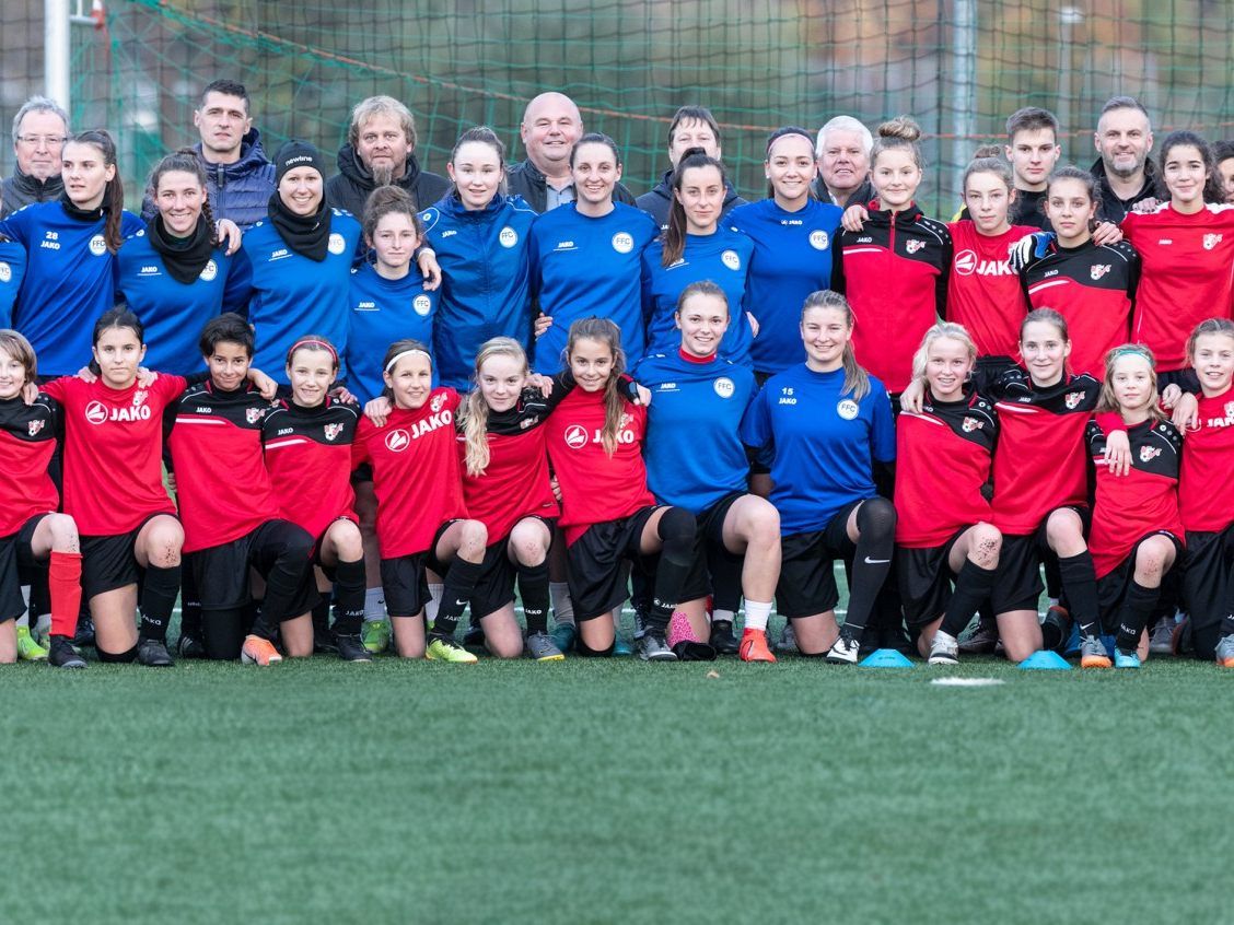 Viele Teilnehmer am Frauenfussballtag