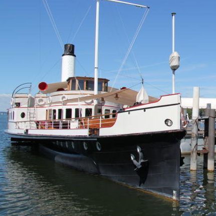 Seit über 100 Jahren ist sie jener Ort auf dem Bodensee, der Vergangenheit, Zukunft und drei Länder vereint. Ihr Herz ist die Dampfmaschine