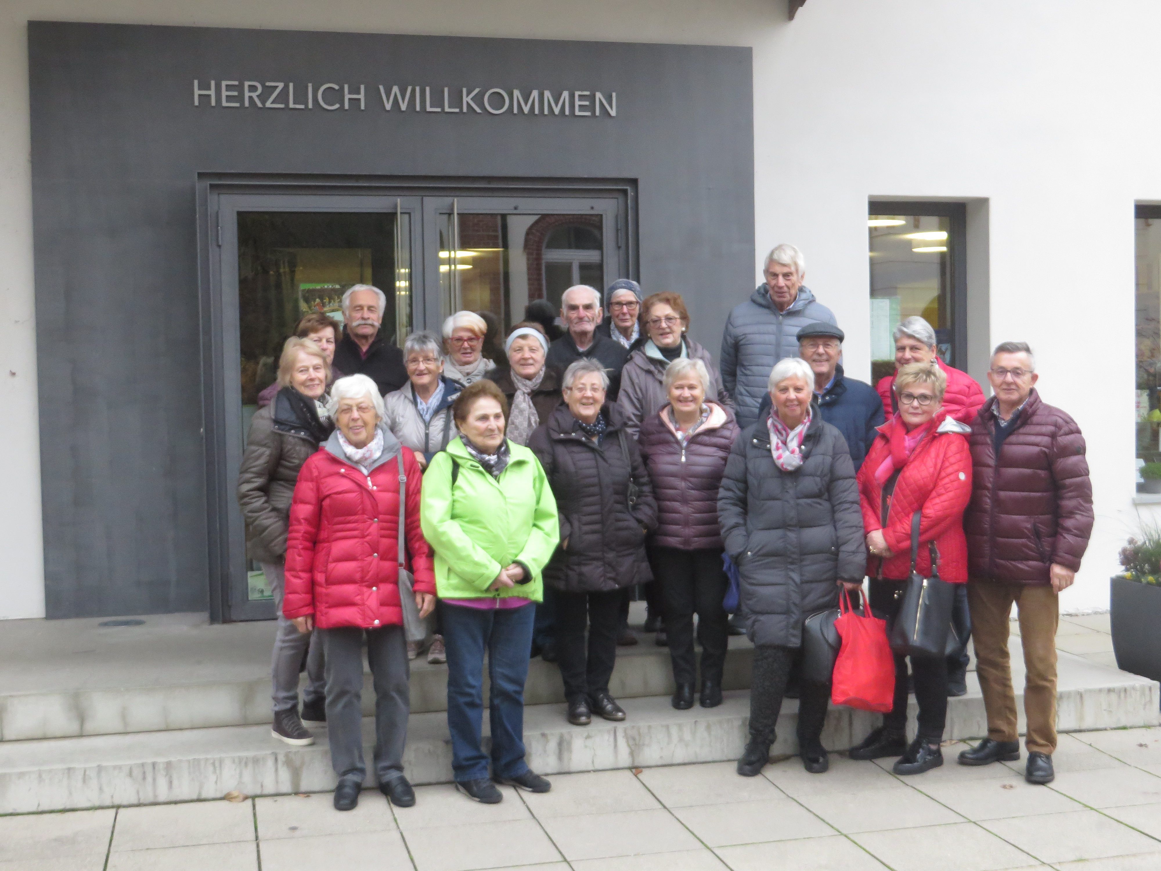 Die Teilnehmer vor dem Eingang zum Museum