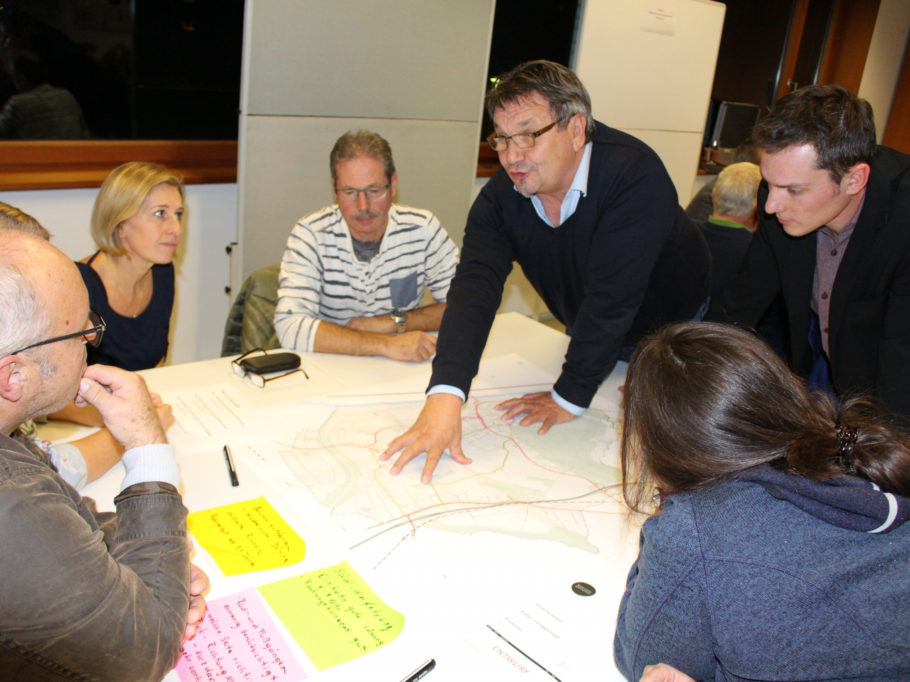 Vizebürgermeister Erich Gisinger mit einer Arbeitsgruppe Vizebürgermeister Erich Gisinger mit einer Arbeitsgruppe