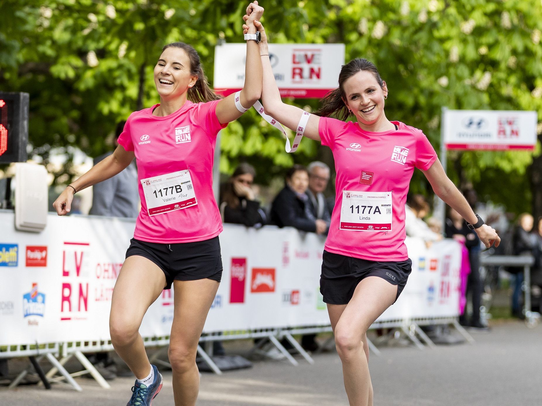 Beim Love Run im Wiener Prater ist man mit einem Love Band verbunden.