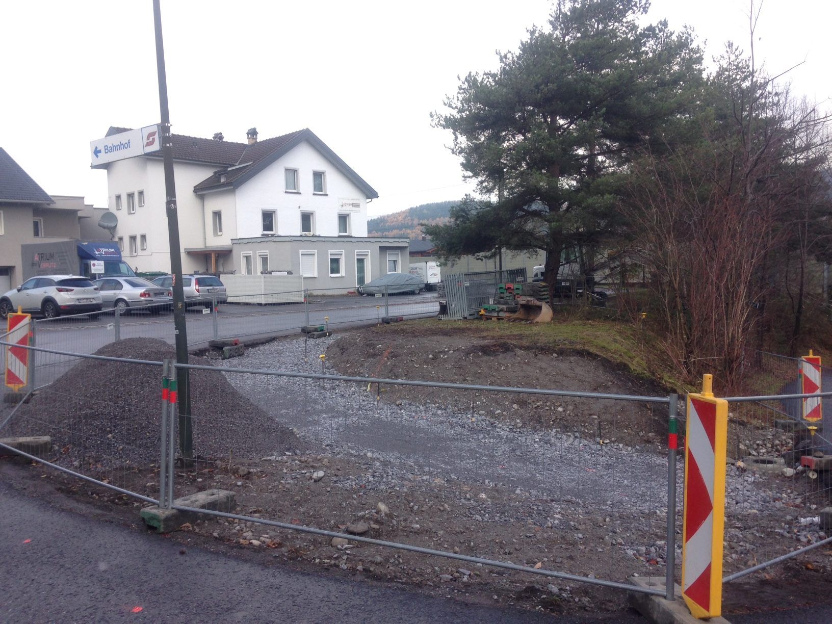 Ein Gehweg mit Zebrastreifen entsteht.