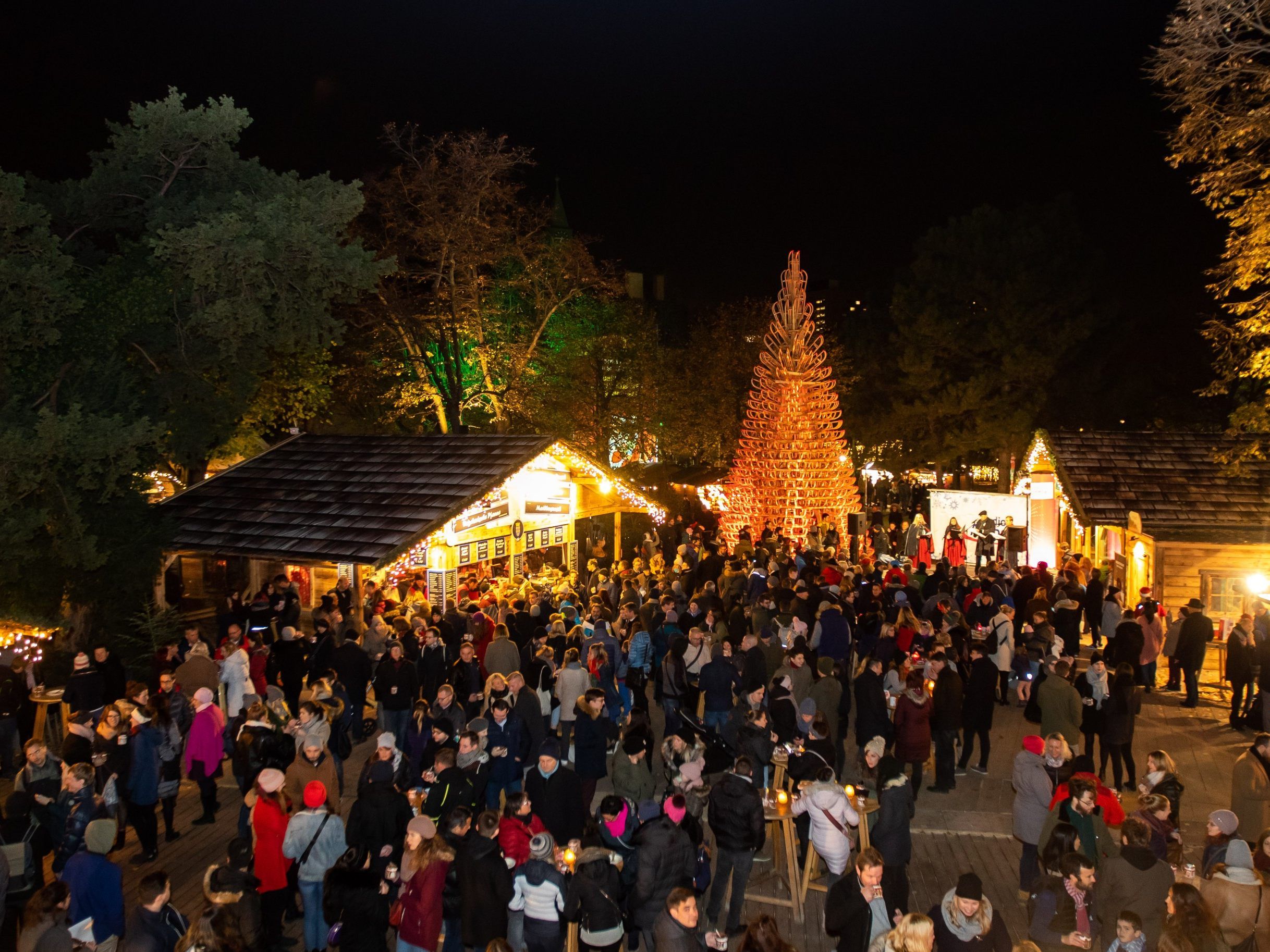 Stimmungsvoll: Beim Weihnachtsdorf am Campus der Uni Wien Weihnachtsdorf am Campus der Uni Wien Stimmungsvoll: Beim Weihnachtsdorf am Campus der Uni Wien Weihnachtsdorf am Campus der Uni Wien