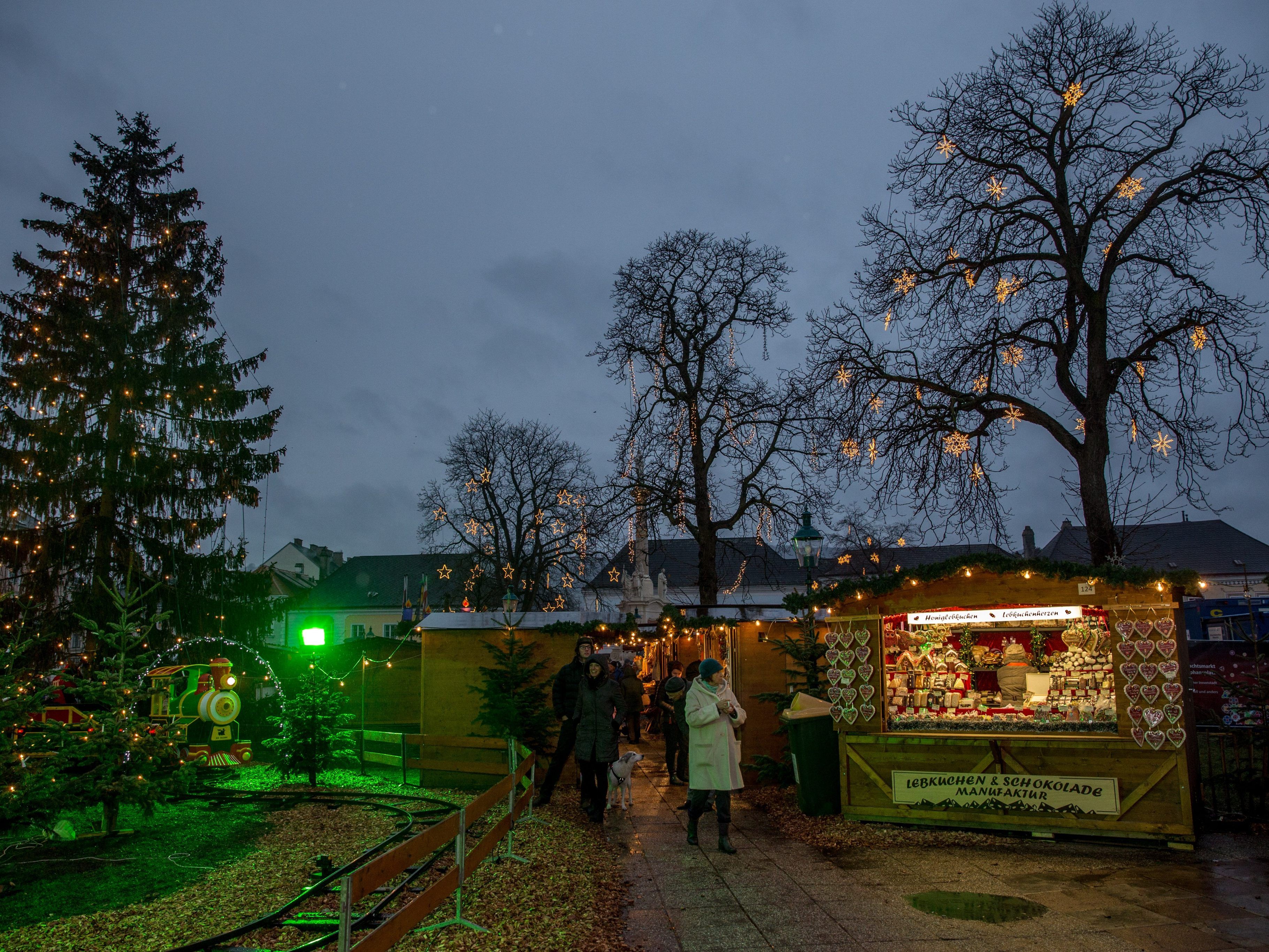 Der Adventmarkt vor den Toren Wiens hat wieder geöffnet. Der Adventmarkt vor den Toren Wiens hat wieder geöffnet.