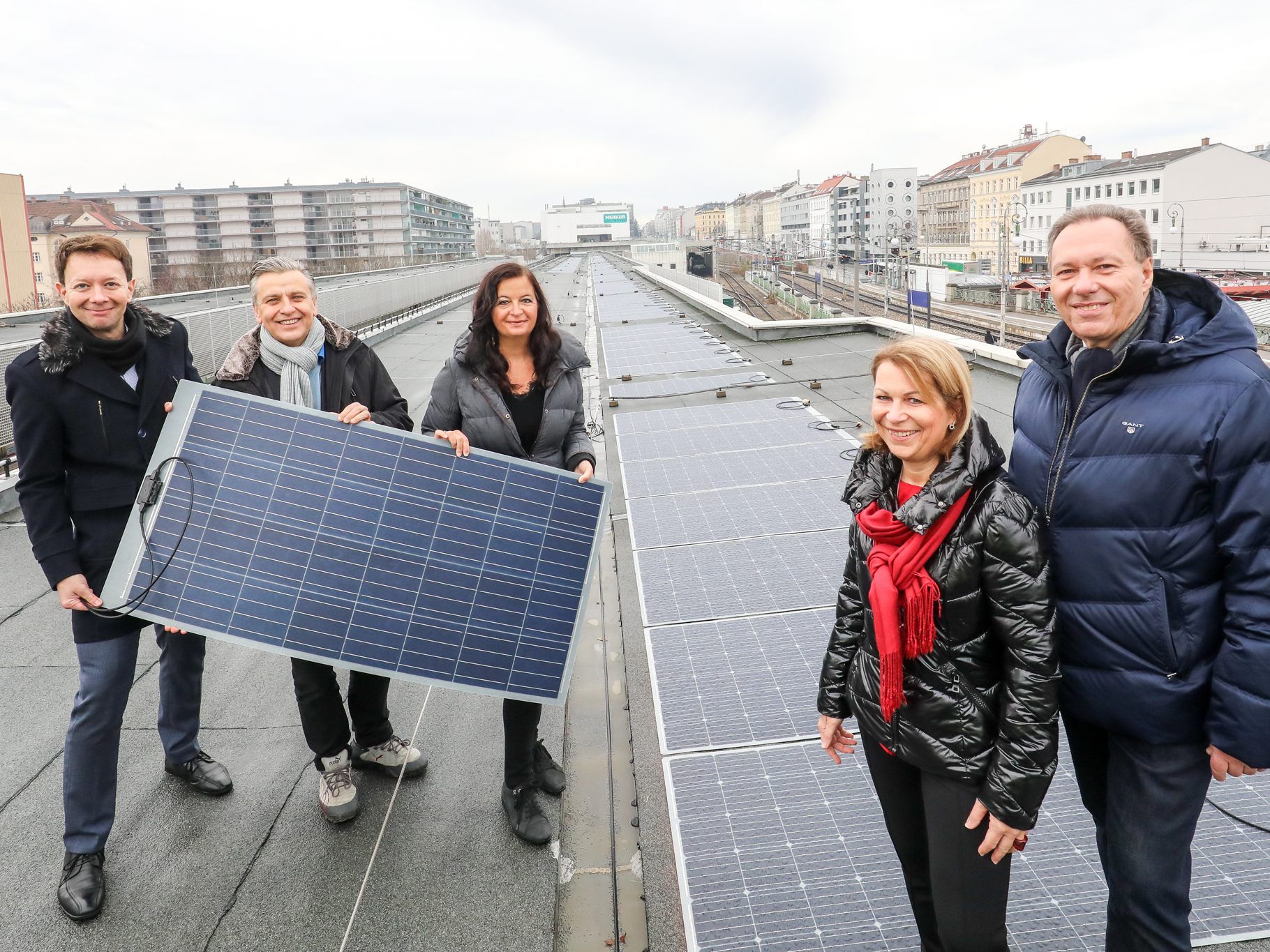 Am Dach der Station Ottakring wurden Photovoltaik-Folien angebracht. Am Dach der Station Ottakring wurden Photovoltaik-Folien angebracht.