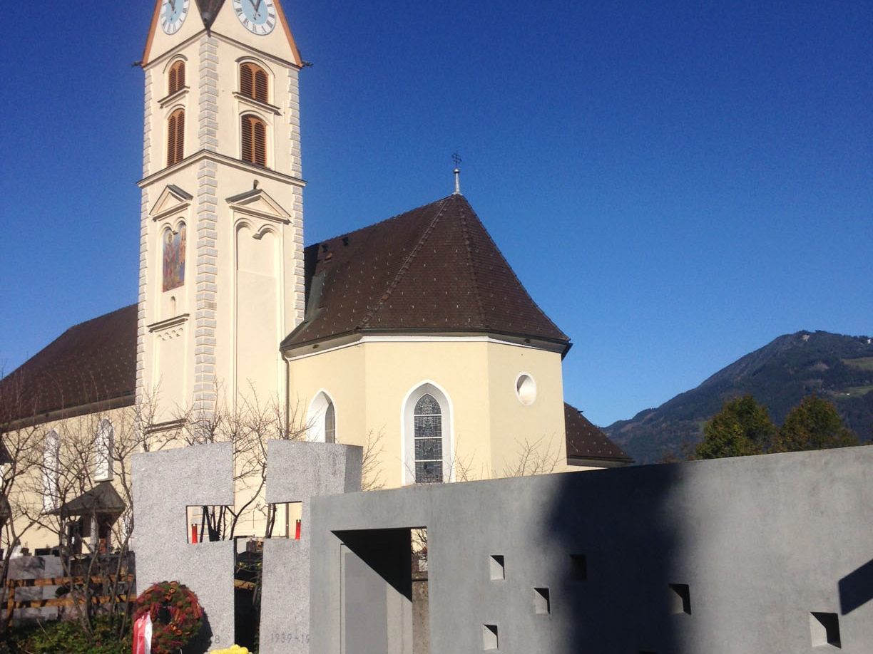 Bei der Pfarrkirche Nenzing gibt es künftig auch ein Gemeinschaftsgrab.