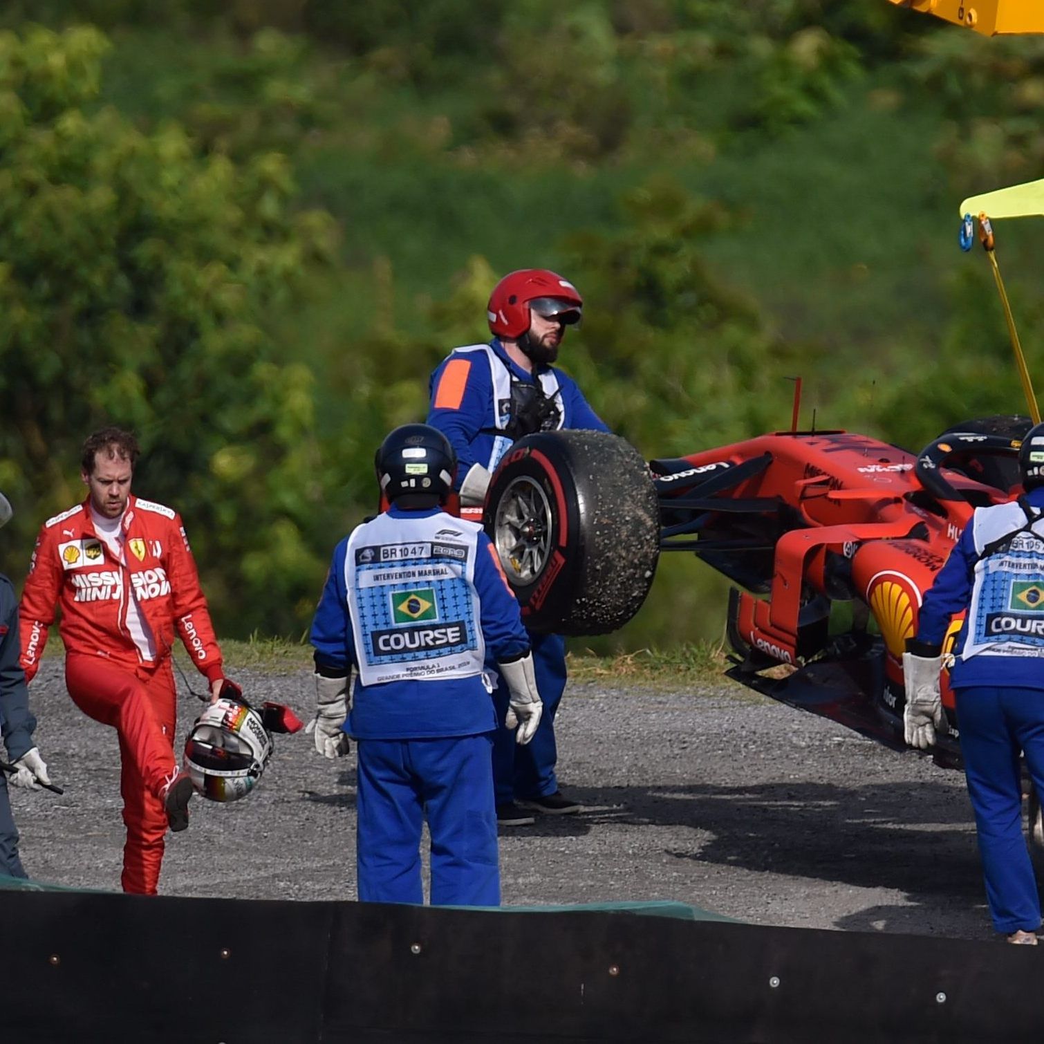 Ein frustrierter Sebastian Vettel nach dem Crash mit Teamkollegen Charles Leclerc in Brasilien.