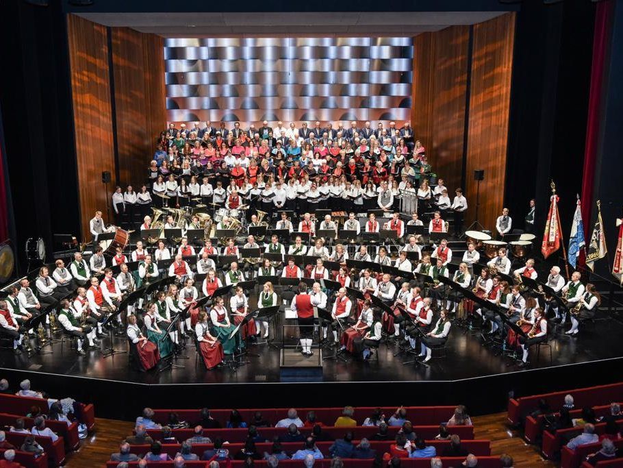 Über 300 Musiker beim Gemeinschaftskonzert Über 300 Musiker beim Gemeinschaftskonzert