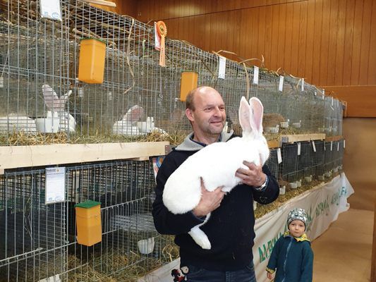 Martin Wachter mit dem Sieger "Riesen weiß"