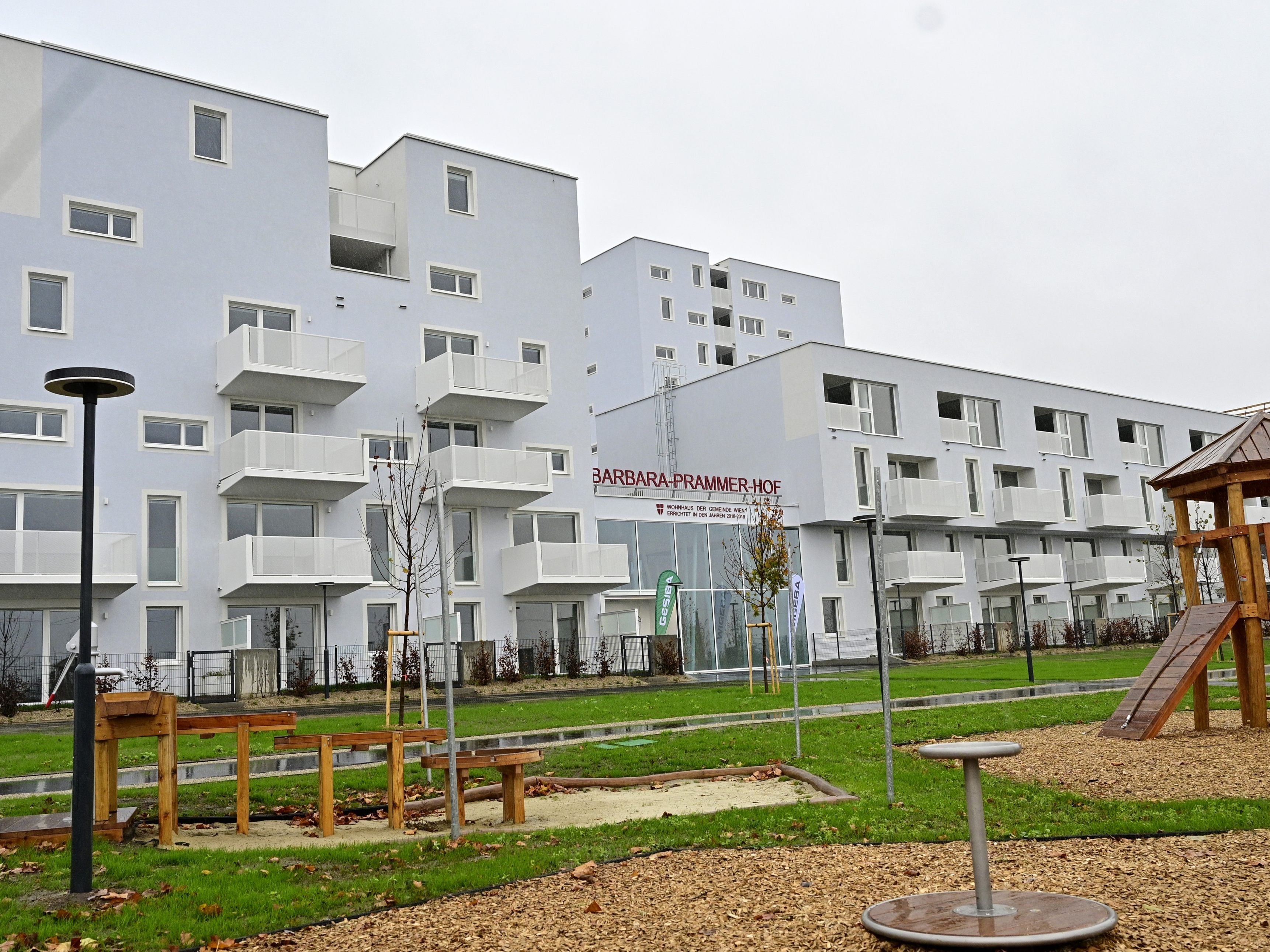 Die Miete im Barbara-Prammer-Hof kostet 7,50 EUro pro Quadratmeter. Die Miete im Barbara-Prammer-Hof kostet 7,50 EUro pro Quadratmeter.